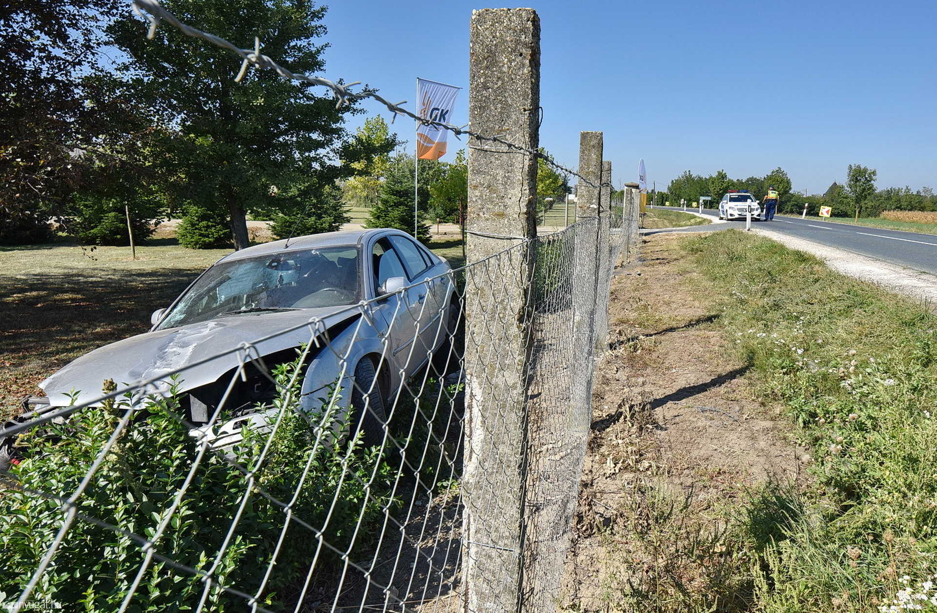 Betonoszlopokat törve hajtott a Gabonakutató udvarára egy Ford a 87-es főúton