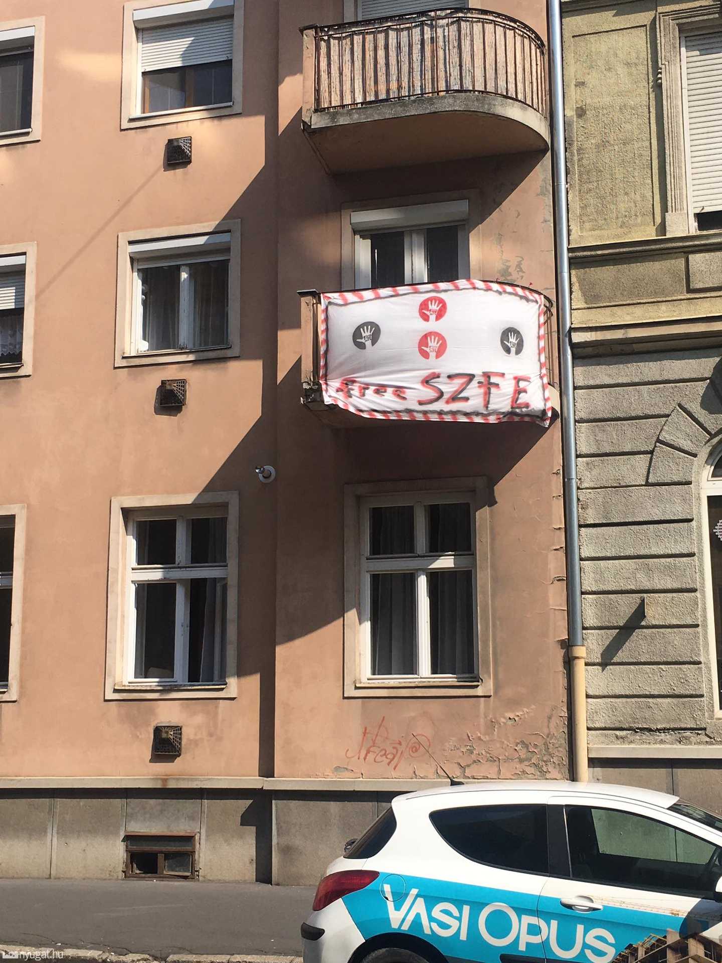 Free SZFE lepedő a Király utcában