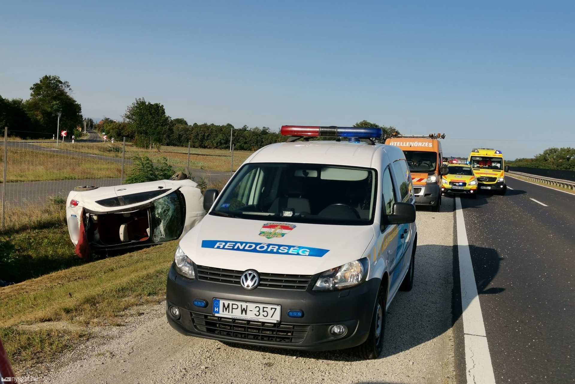 Árokba hajtott egy Fiat az M86-oson