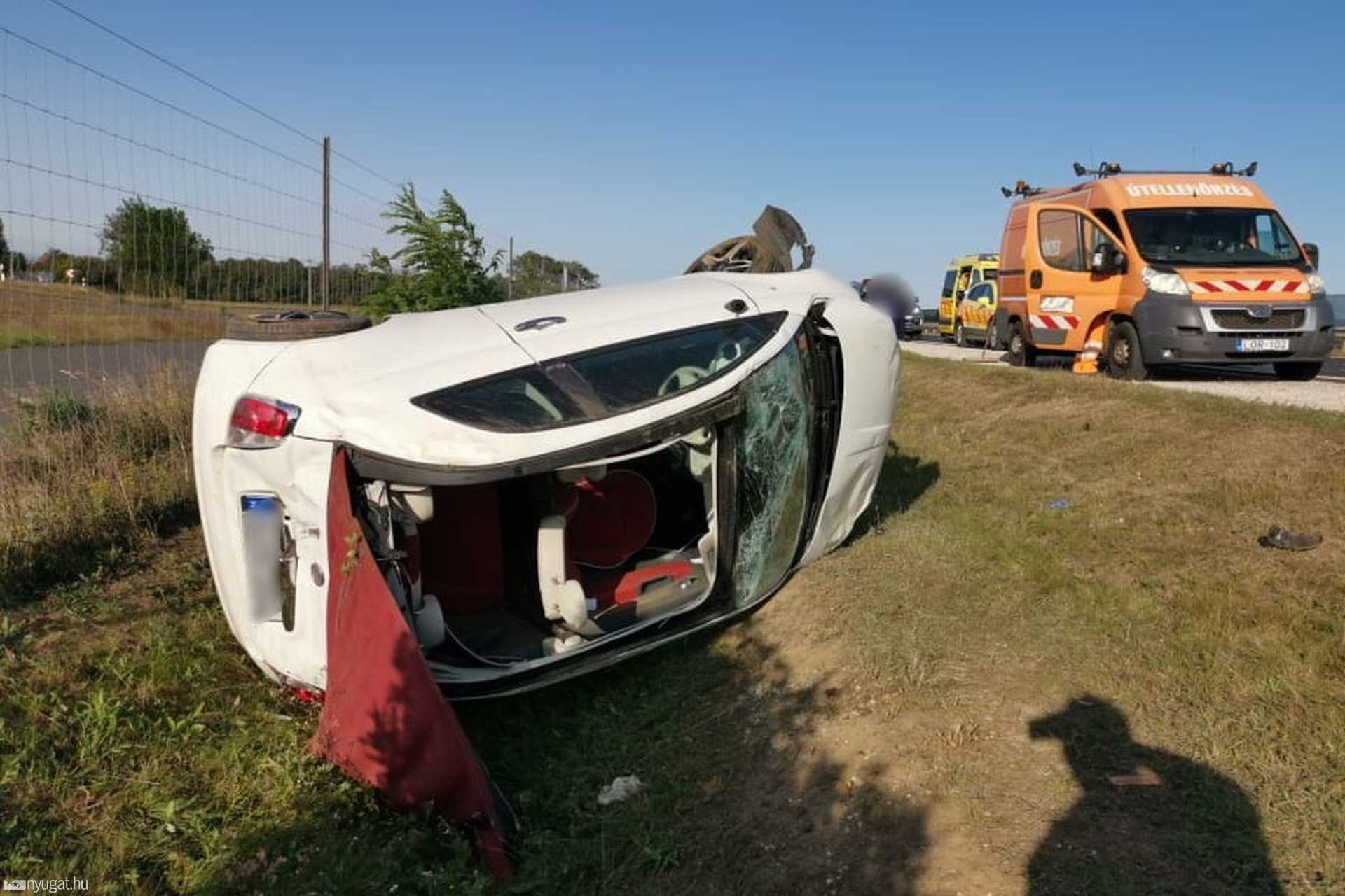 Árokba hajtott egy Fiat az M86-oson