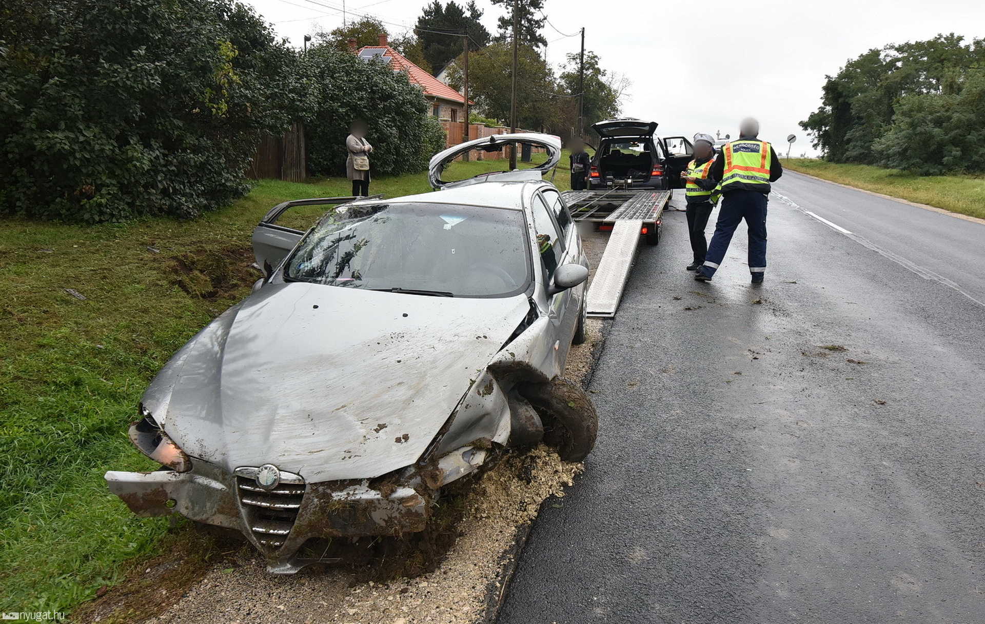 Betonáteresznek hajtott, majd felborult egy Alfa Romeo Csényén