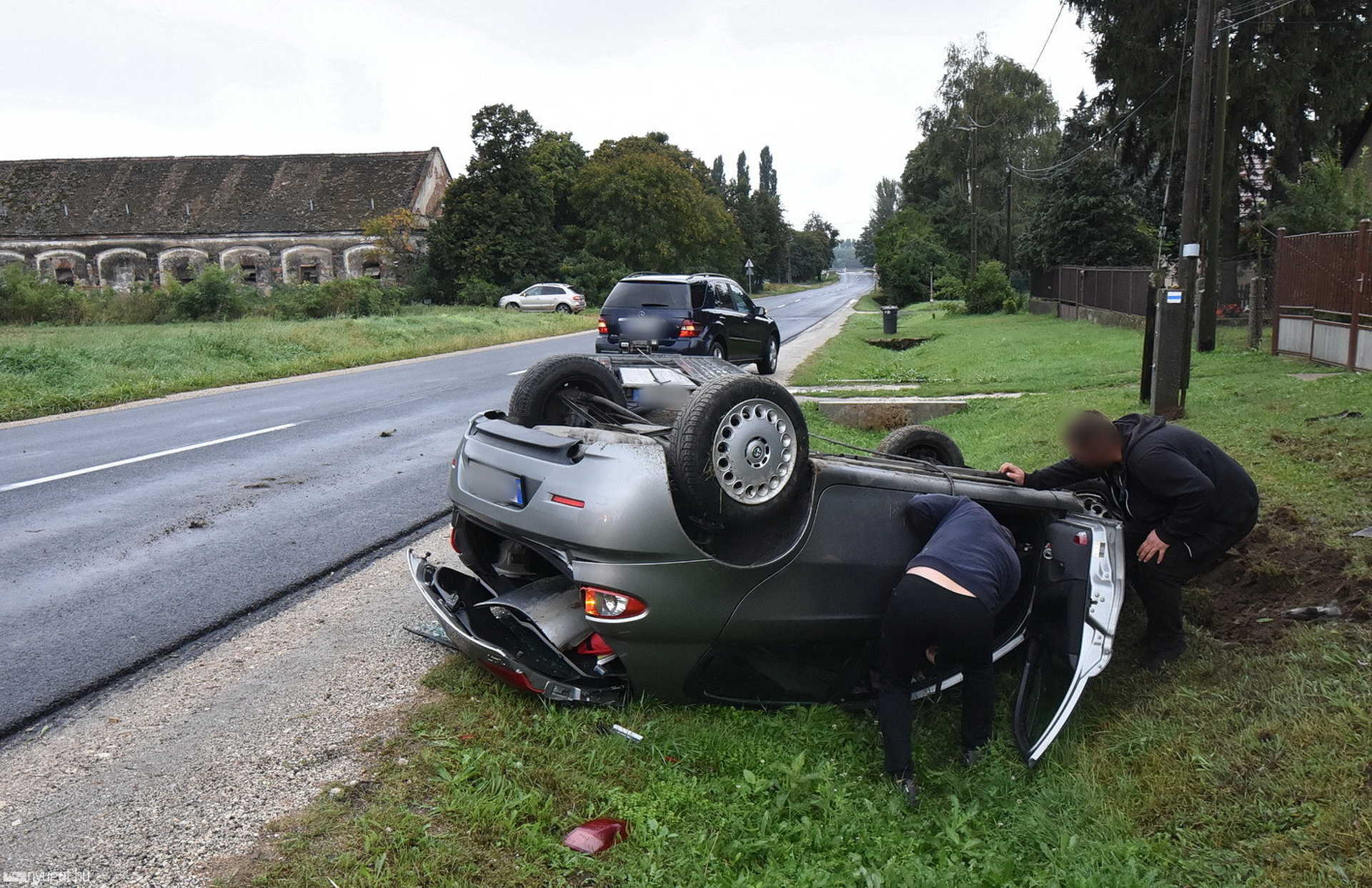 Betonáteresznek hajtott, majd felborult egy Alfa Romeo Csényén