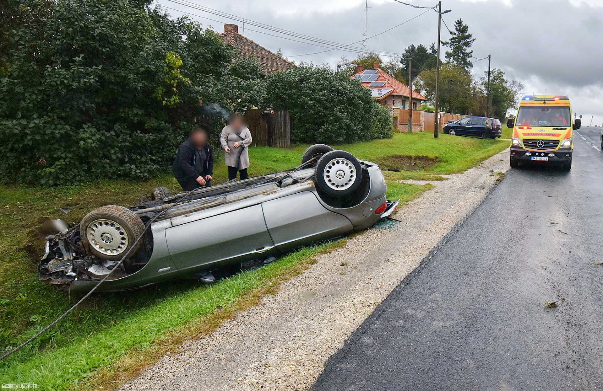 Betonáteresznek hajtott, majd felborult egy Alfa Romeo Csényén