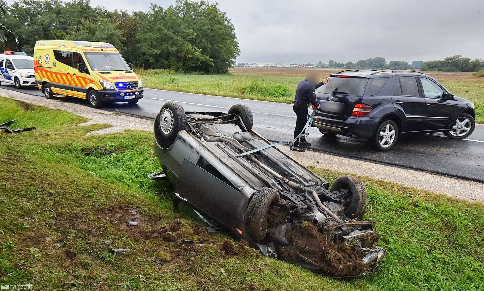 Betonáteresznek hajtott, majd felborult egy Alfa Romeo Csényén