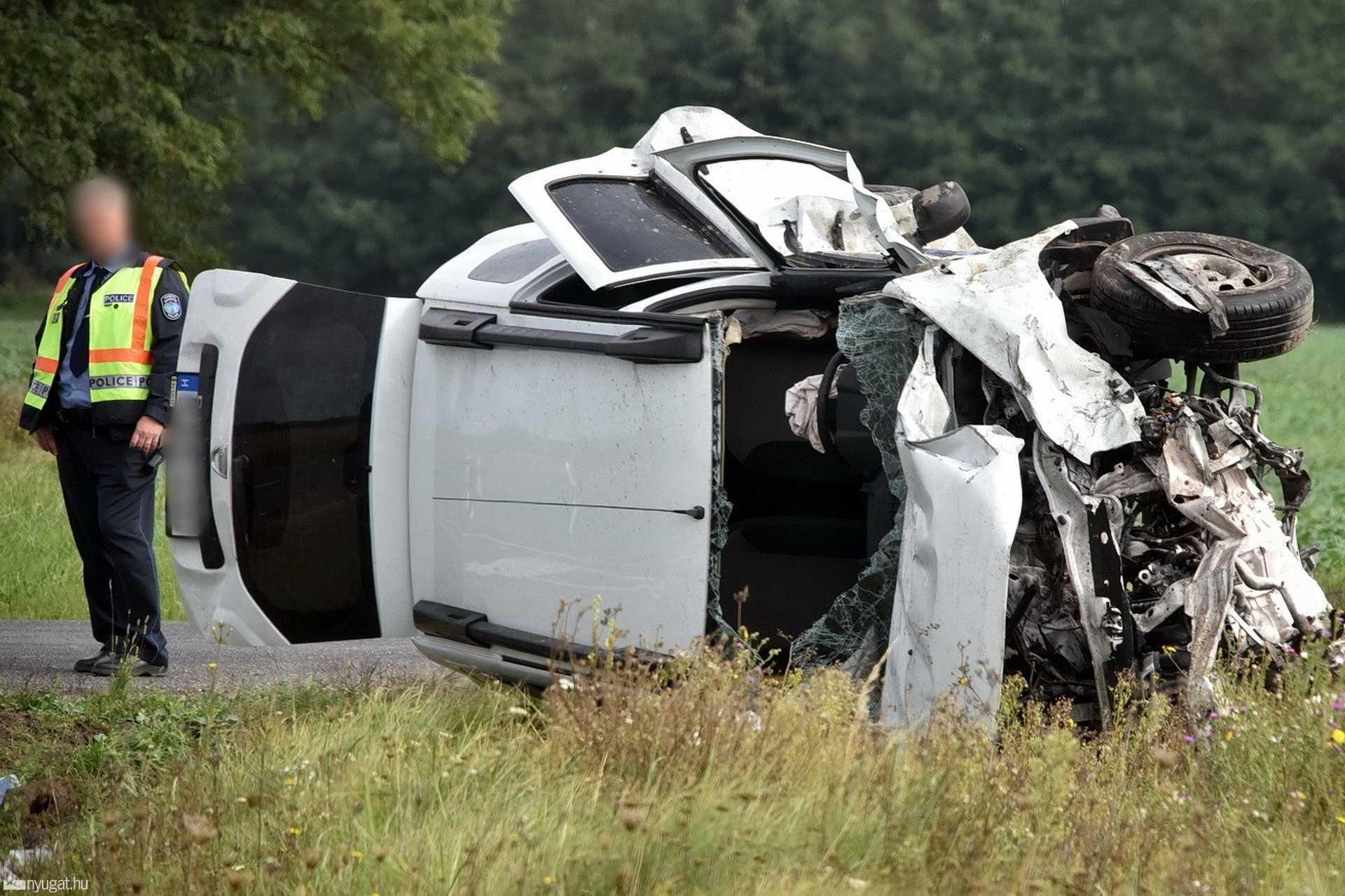 Felborult egy Dacia, miután VW-vel ütközött Boba közelében