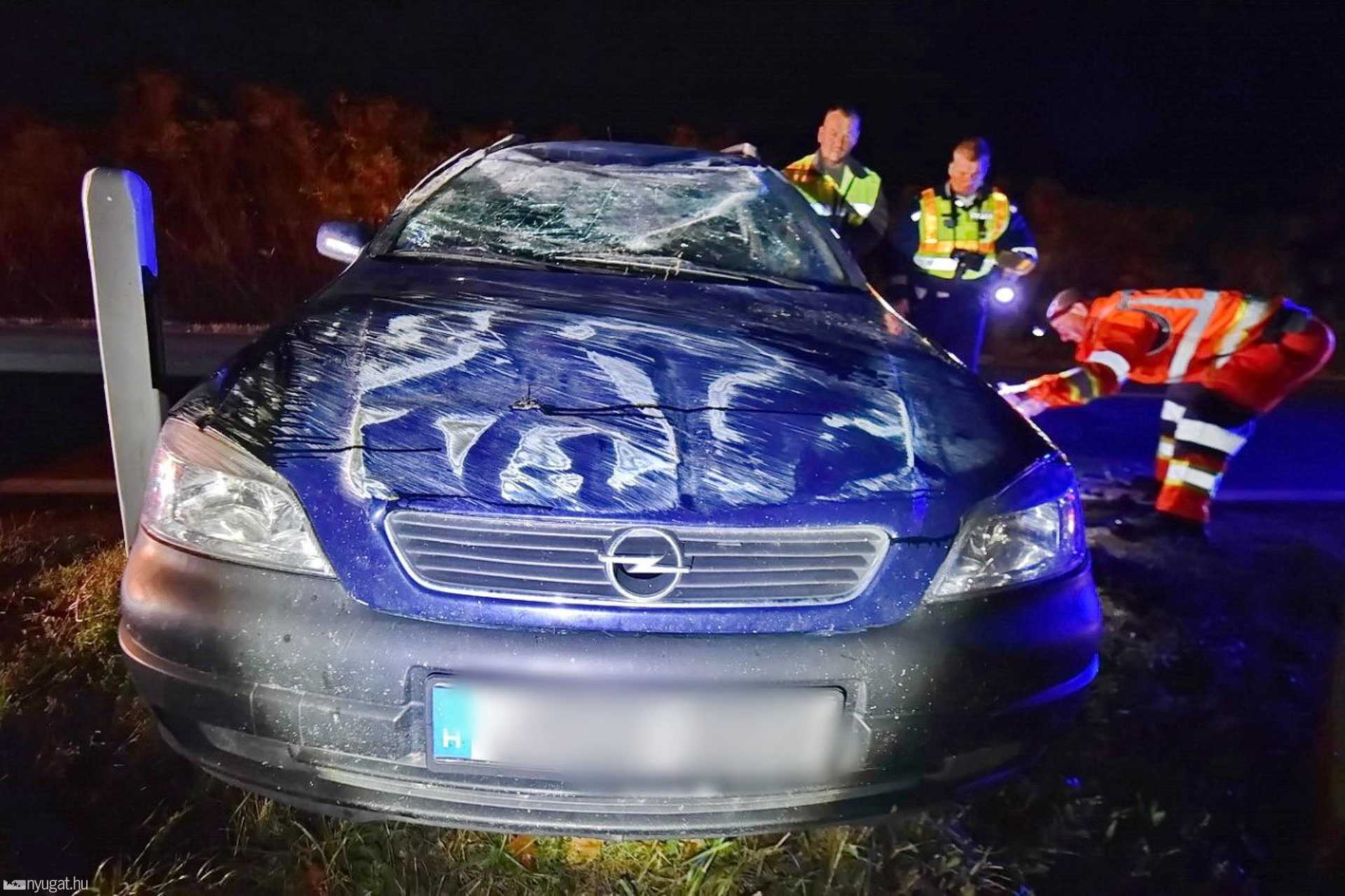 Felborult egy Opel a 87-esen