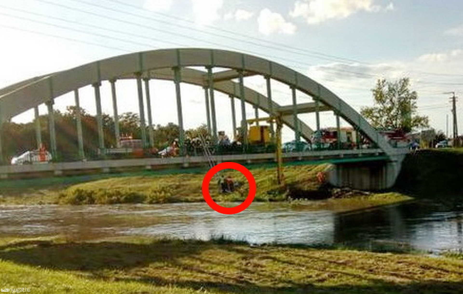 Munkások rekedtek a Rába folyó felett emelőkosárban