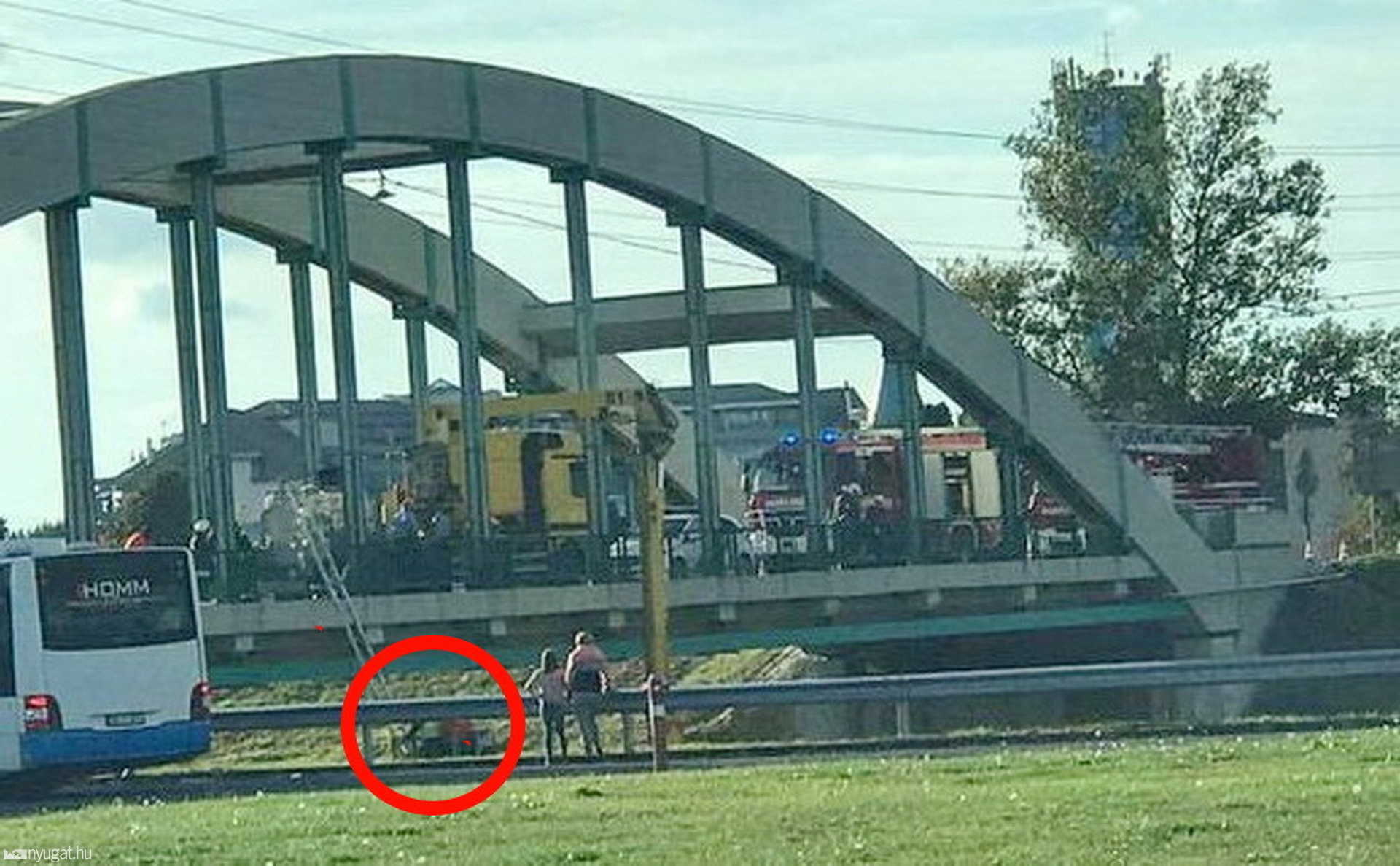 Munkások rekedtek a Rába folyó felett emelőkosárban