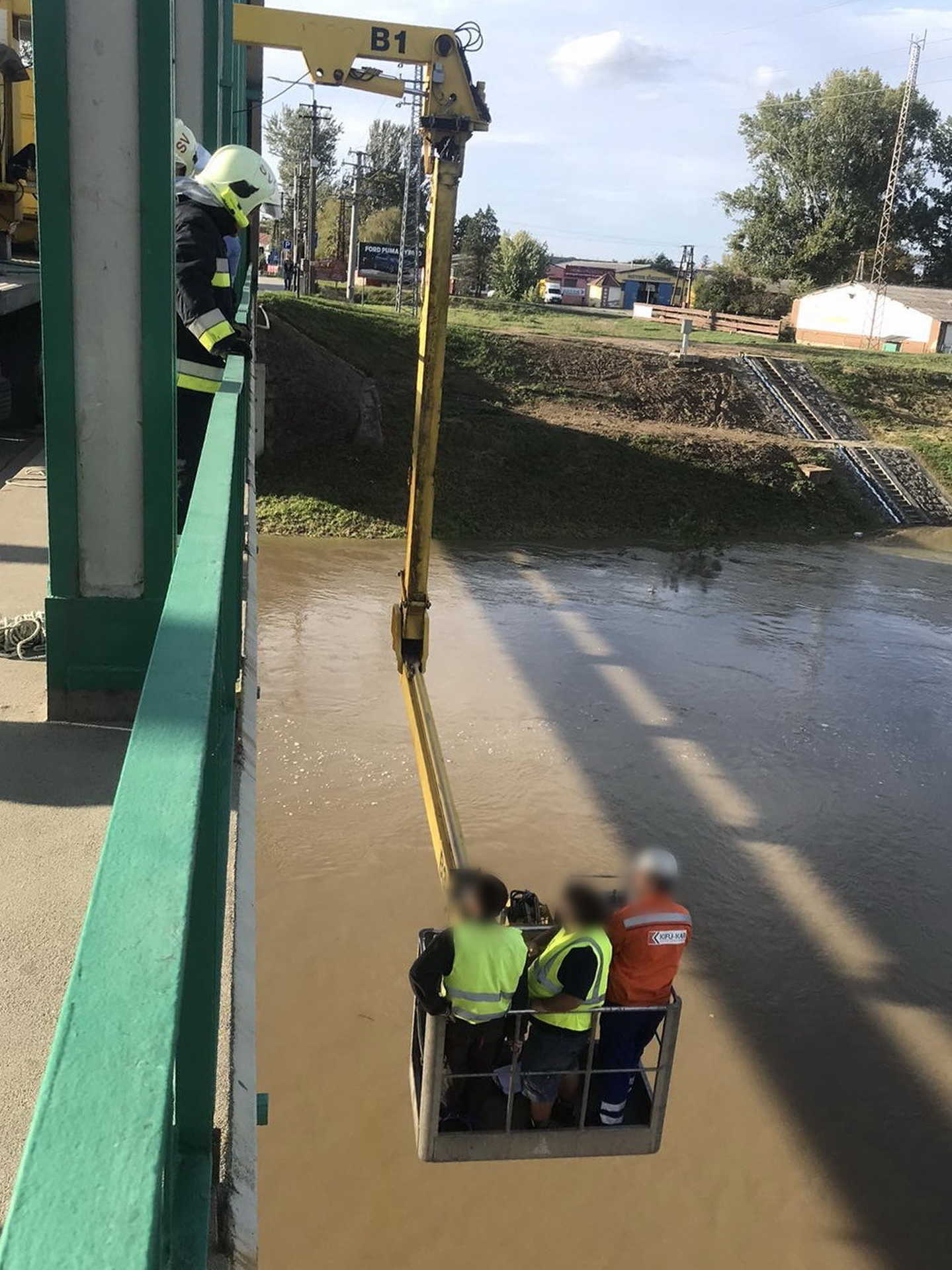 Munkások rekedtek a Rába folyó felett emelőkosárban