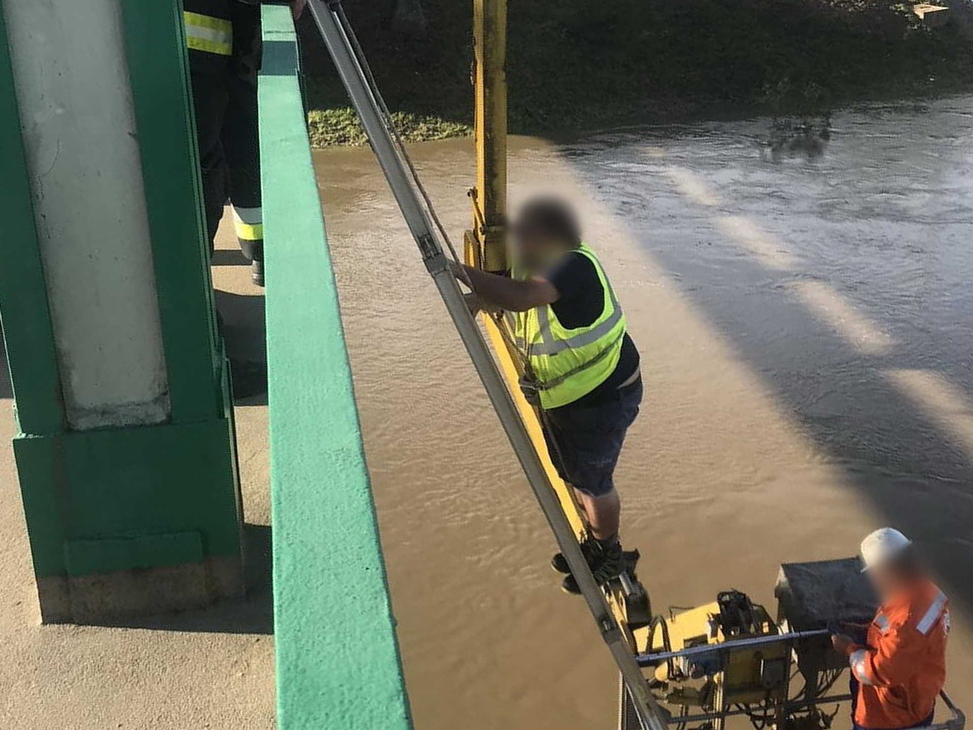 Munkások rekedtek a Rába folyó felett emelőkosárban