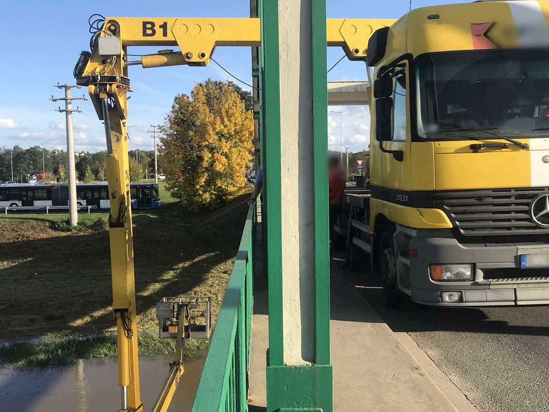 Munkások rekedtek a Rába folyó felett emelőkosárban