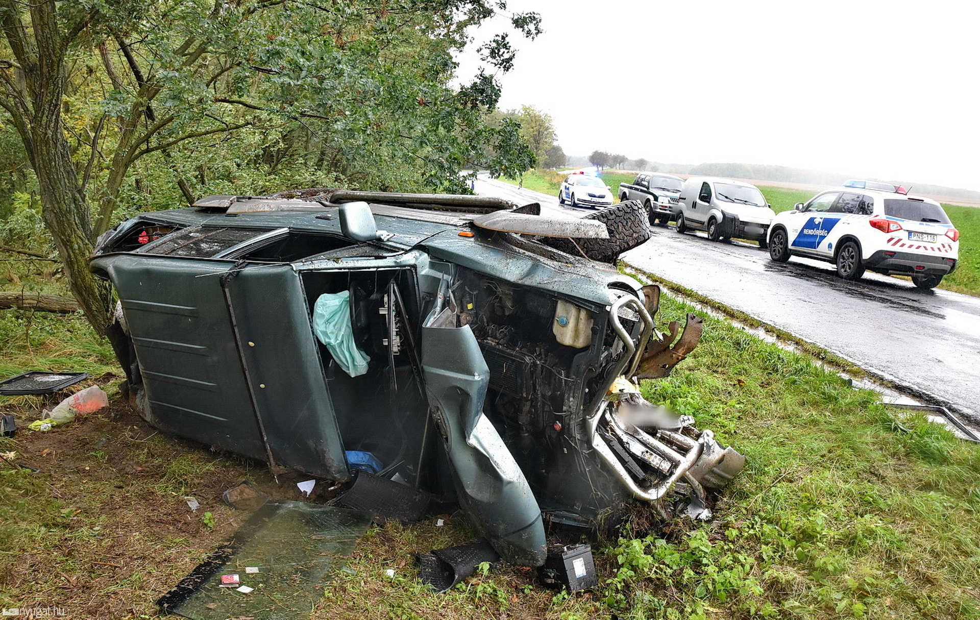 Fát döntött a traktor pótkocsi-kerékről lepattanó Hyundai terepjáró Oszkó közelében