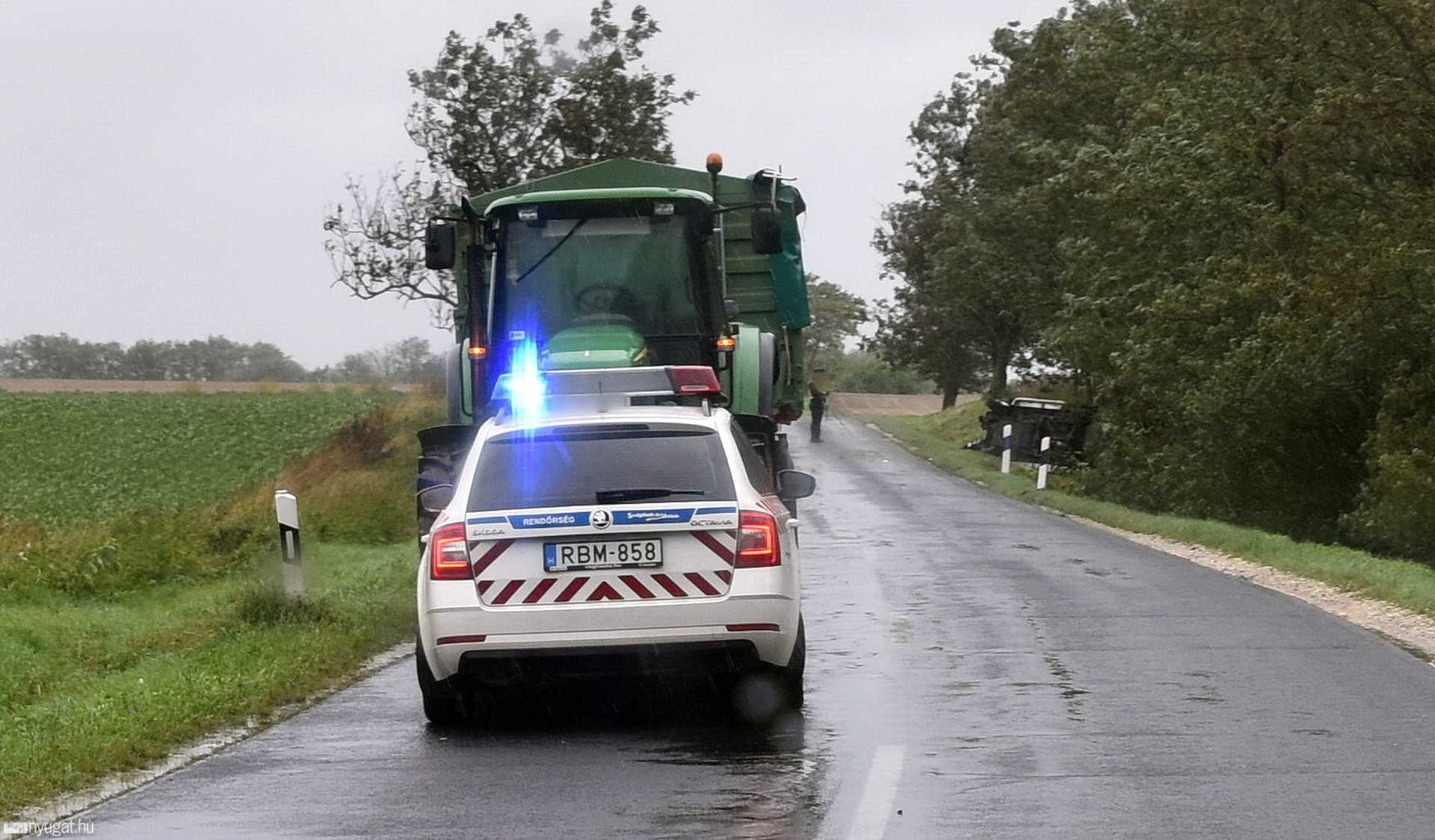 Fát döntött a traktor pótkocsi-kerékről lepattanó Hyundai terepjáró Oszkó közelében