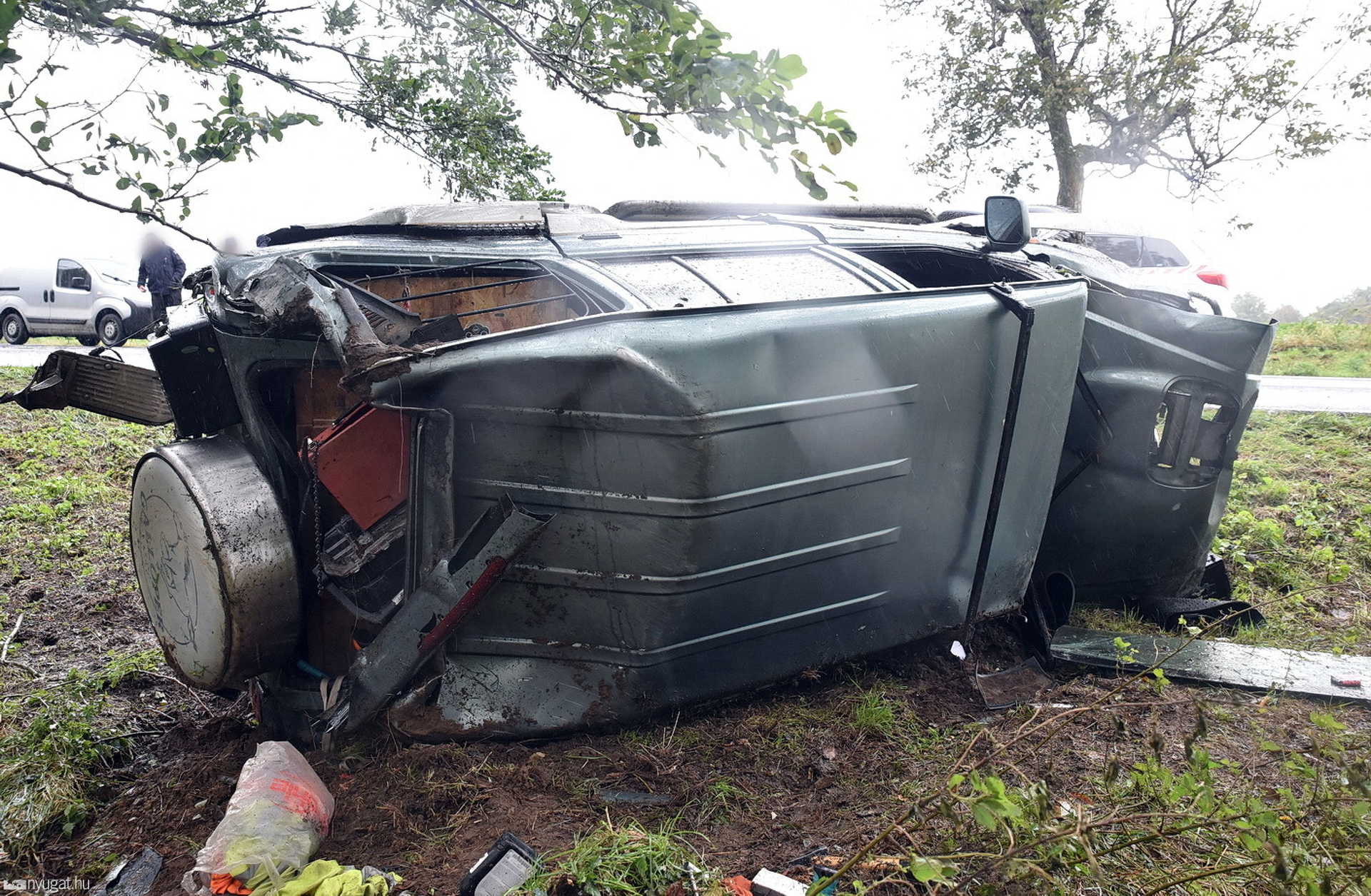 Fát döntött a traktor pótkocsi-kerékről lepattanó Hyundai terepjáró Oszkó közelében