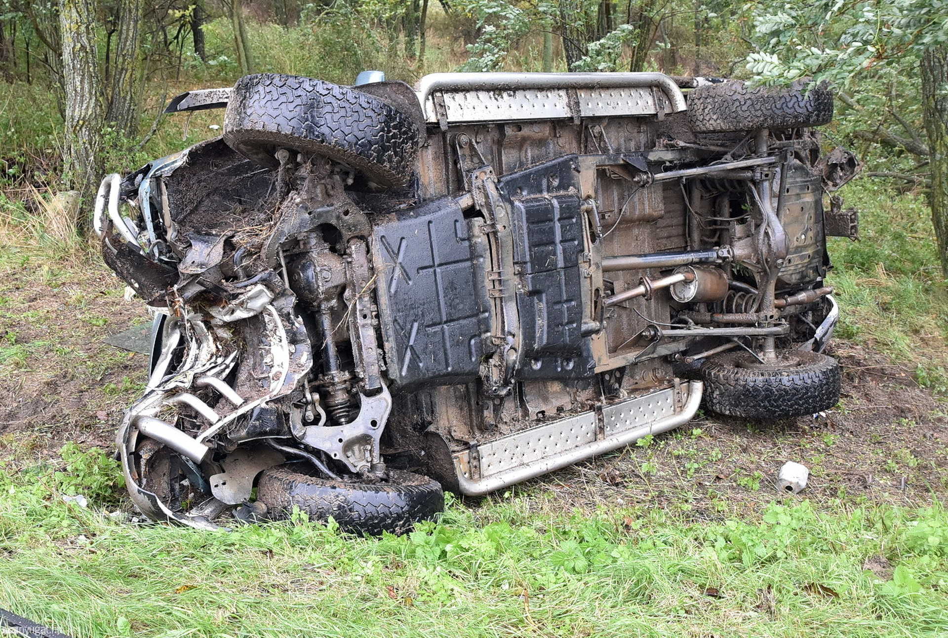 Fát döntött a traktor pótkocsi-kerékről lepattanó Hyundai terepjáró Oszkó közelében
