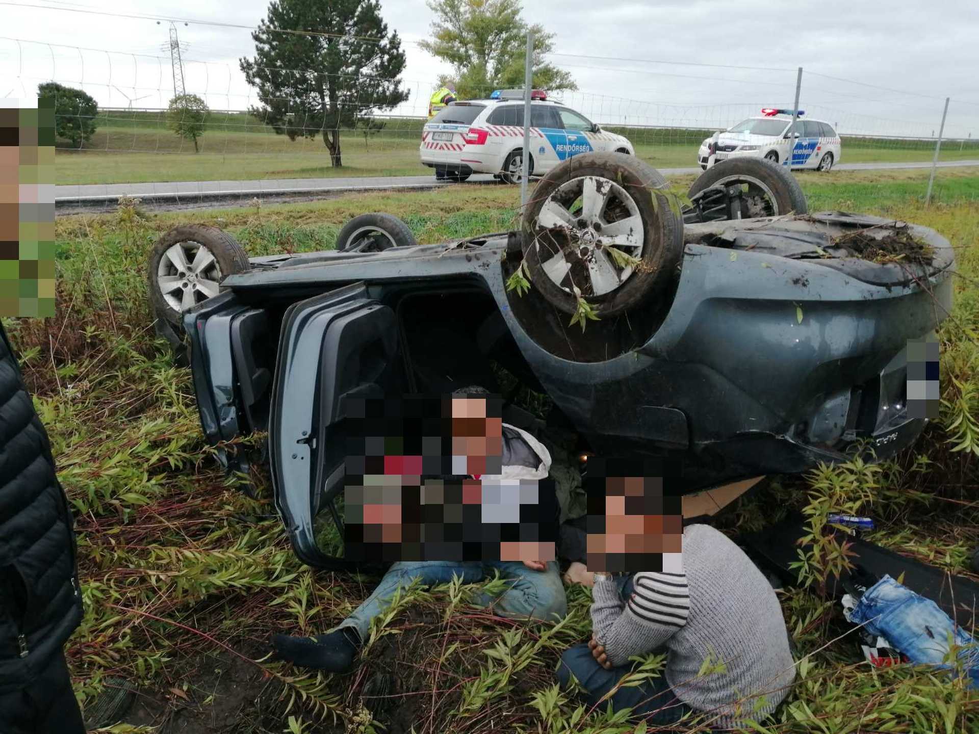 Rendőrök elől menekülő migránsok borultak árokba autóval az M1-esen 