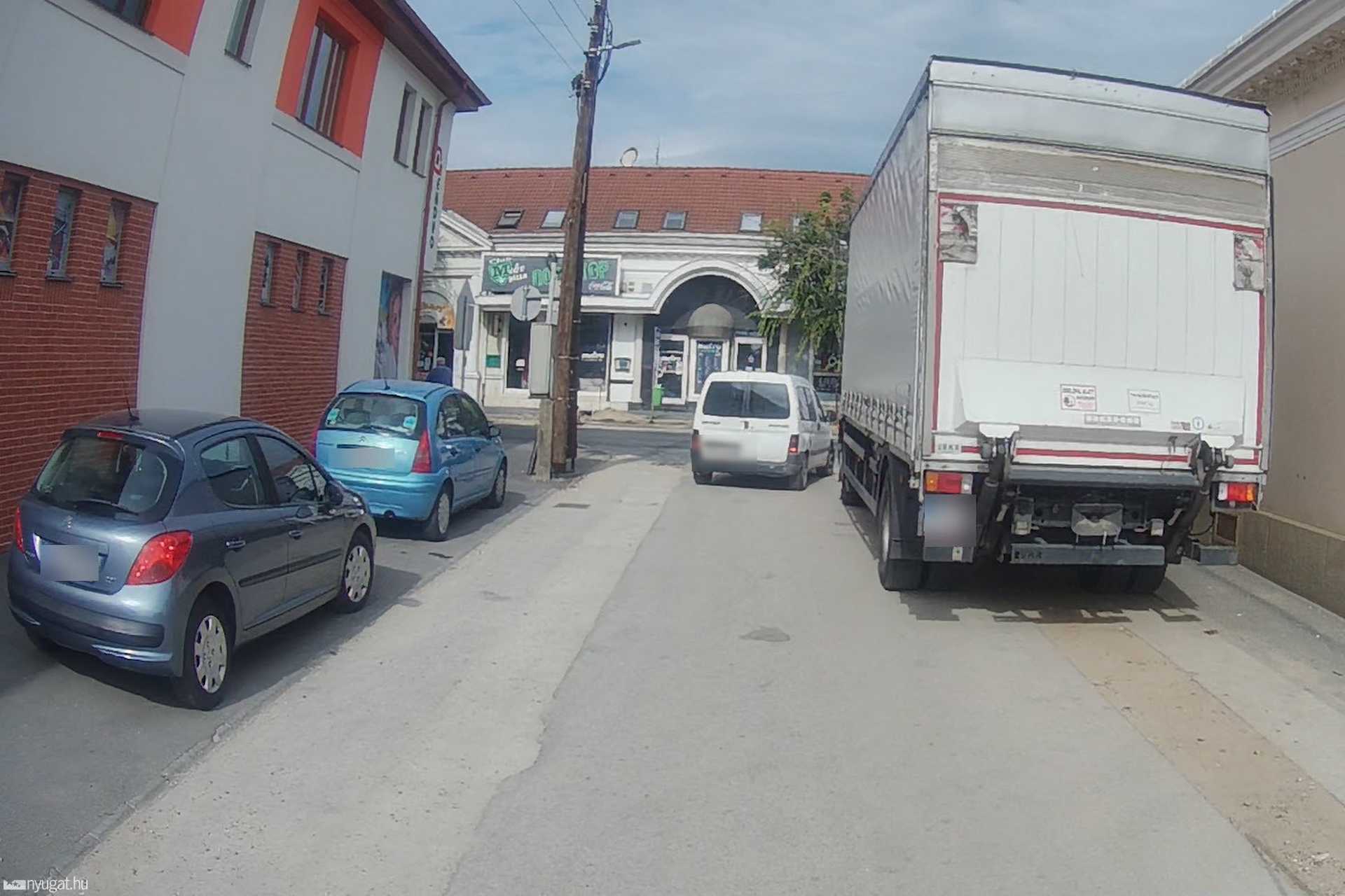 Szabálytalan és kreatív parkolások Szombathelyen: Szabadságharcos utca