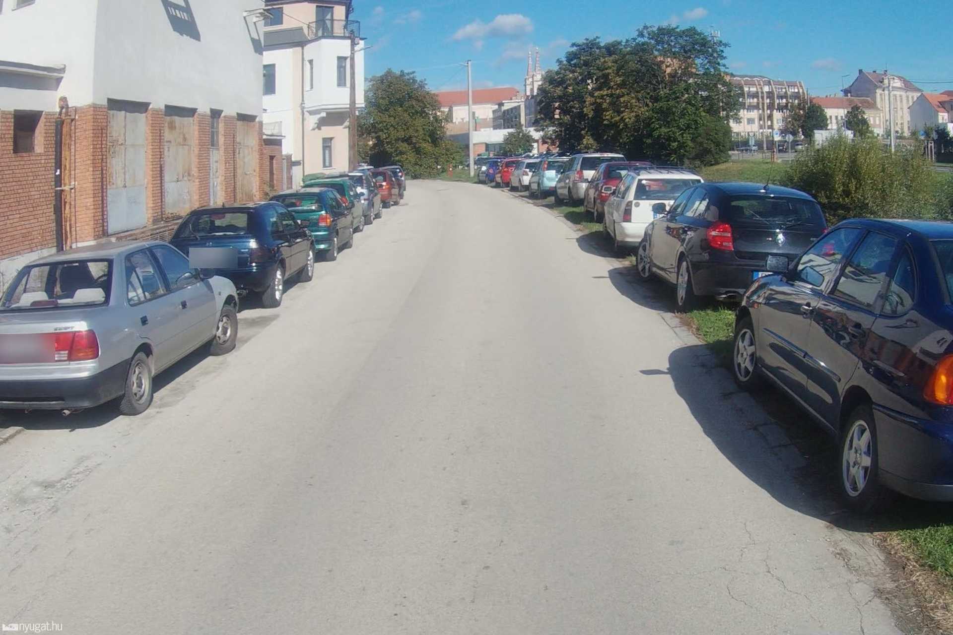 Szabálytalan és kreatív parkolások Szombathelyen: Szabadságharcos utca
