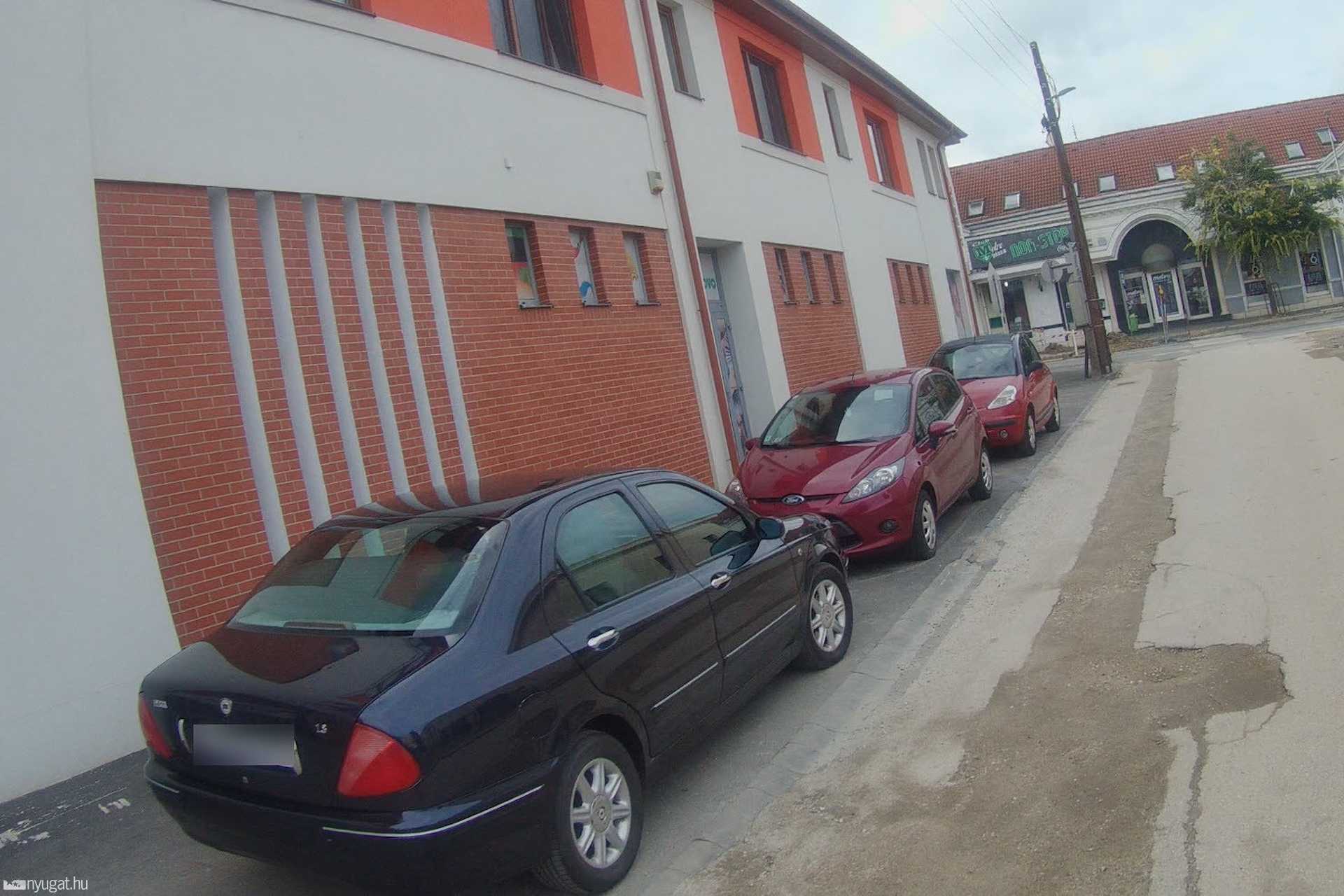 Szabálytalan és kreatív parkolások Szombathelyen: Szabadságharcos utca