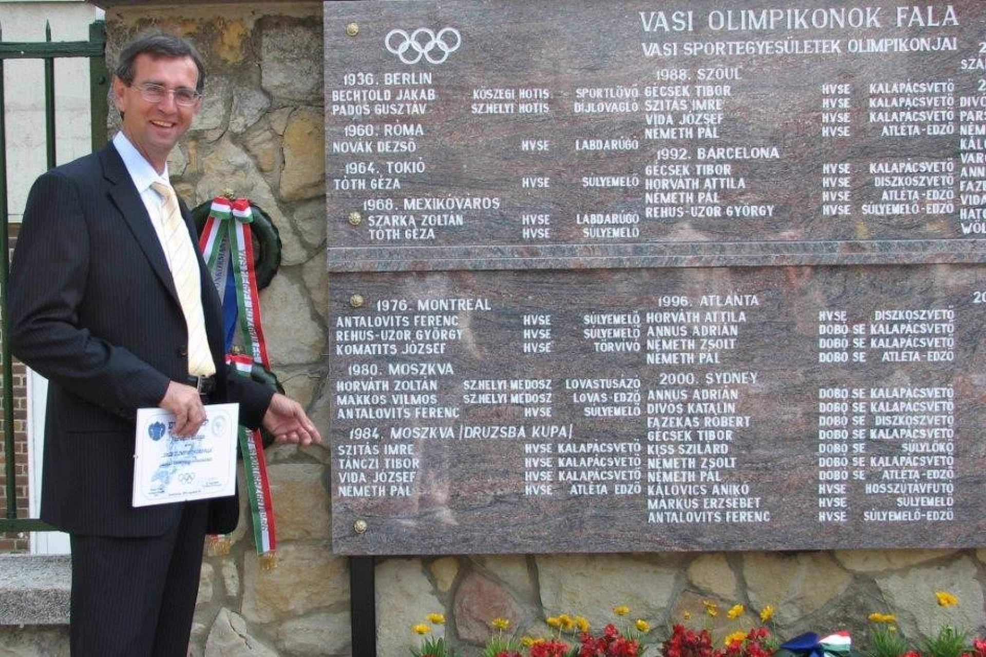 Horváth Zoltán a vasi olimpikonok falánál
