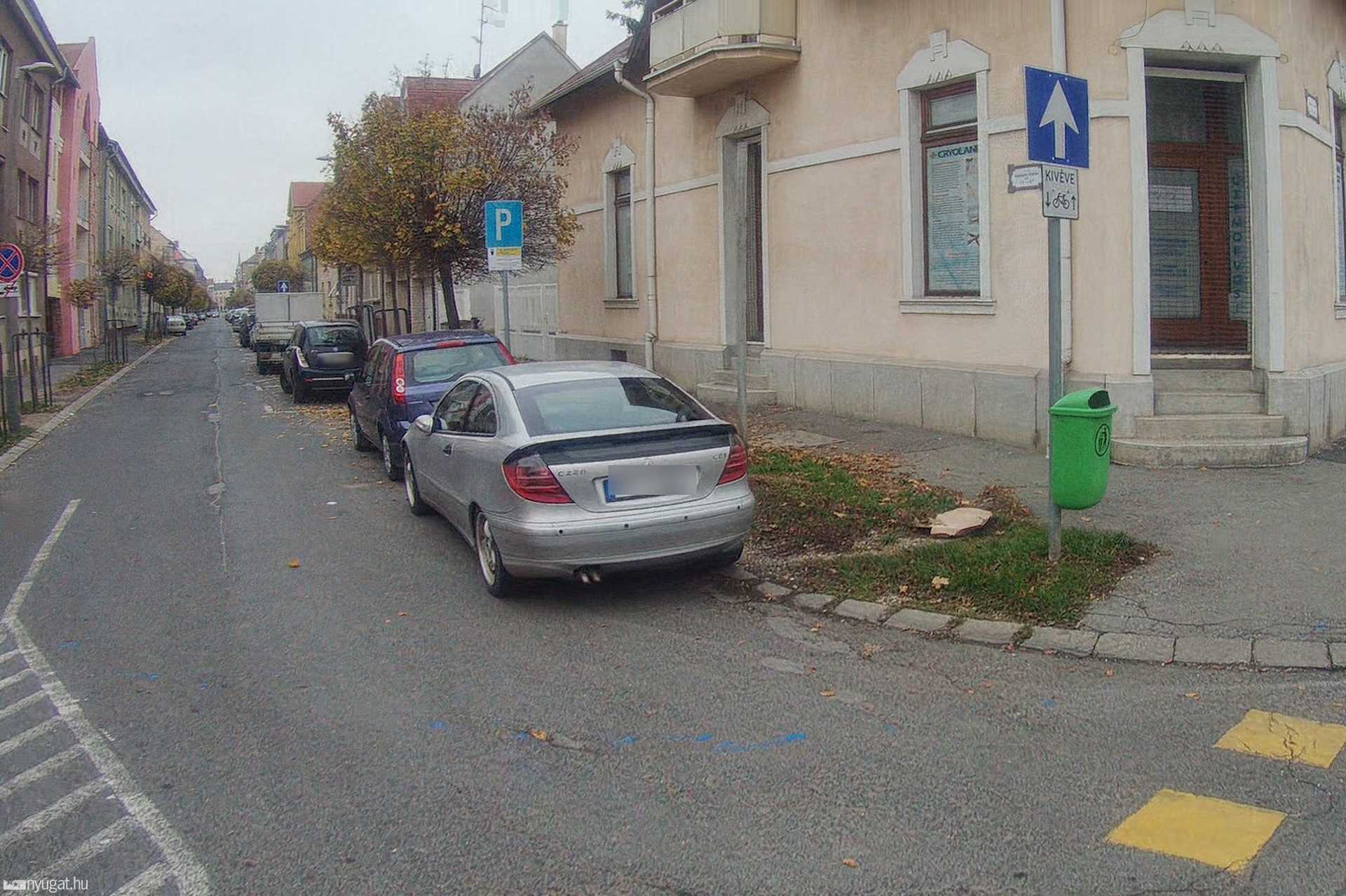 Szabálytalan és kreatív parkolások Szombathelyen: Kisfaludy utca