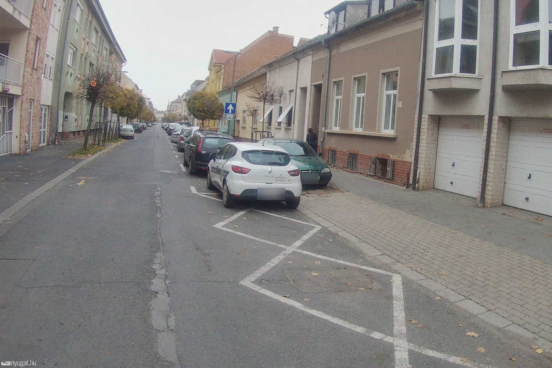 Szabálytalan és kreatív parkolások Szombathelyen: Kisfaludy utca