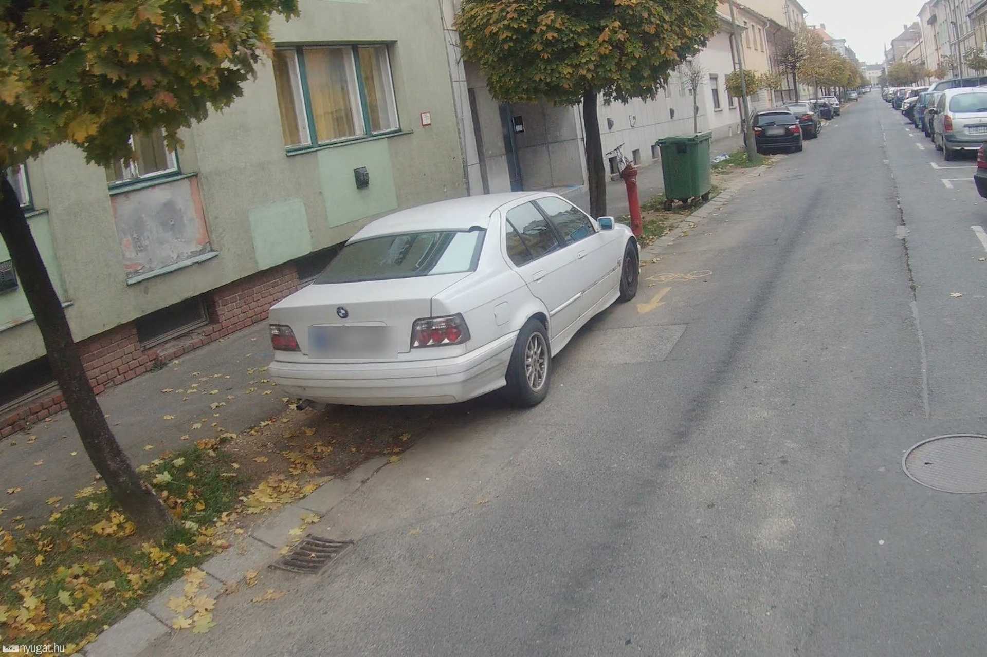 Szabálytalan és kreatív parkolások Szombathelyen: Kisfaludy utca