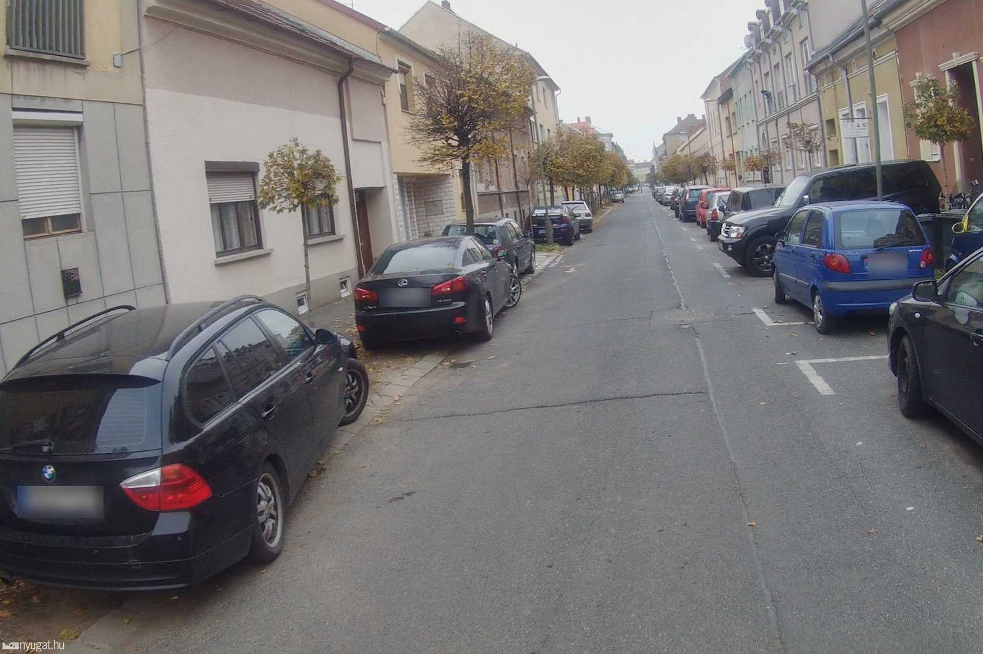 Szabálytalan és kreatív parkolások Szombathelyen: Kisfaludy utca