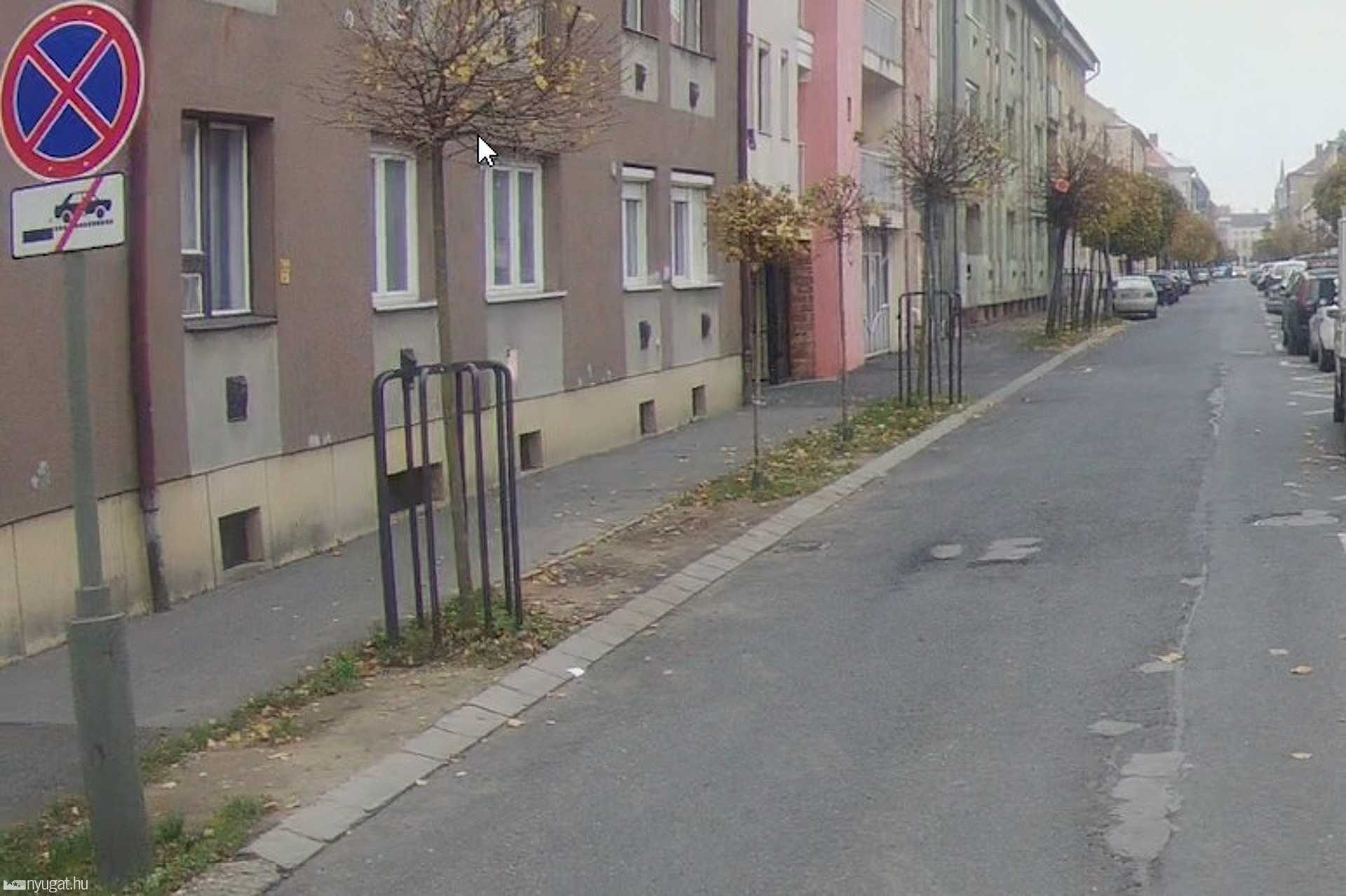 Szabálytalan és kreatív parkolások Szombathelyen: Kisfaludy utca