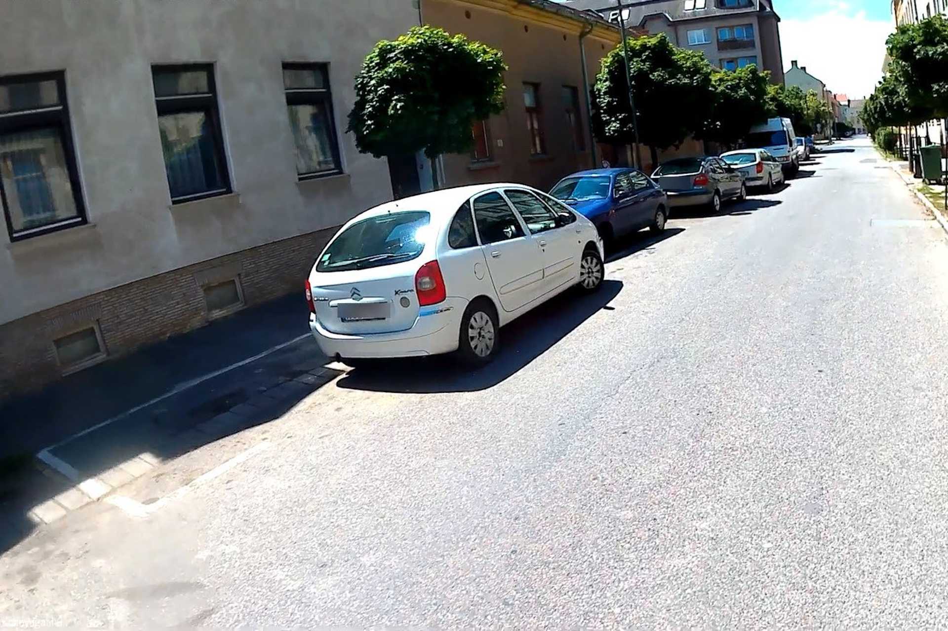 Szabálytalan és kreatív parkolások Szombathelyen: Kisfaludy utca