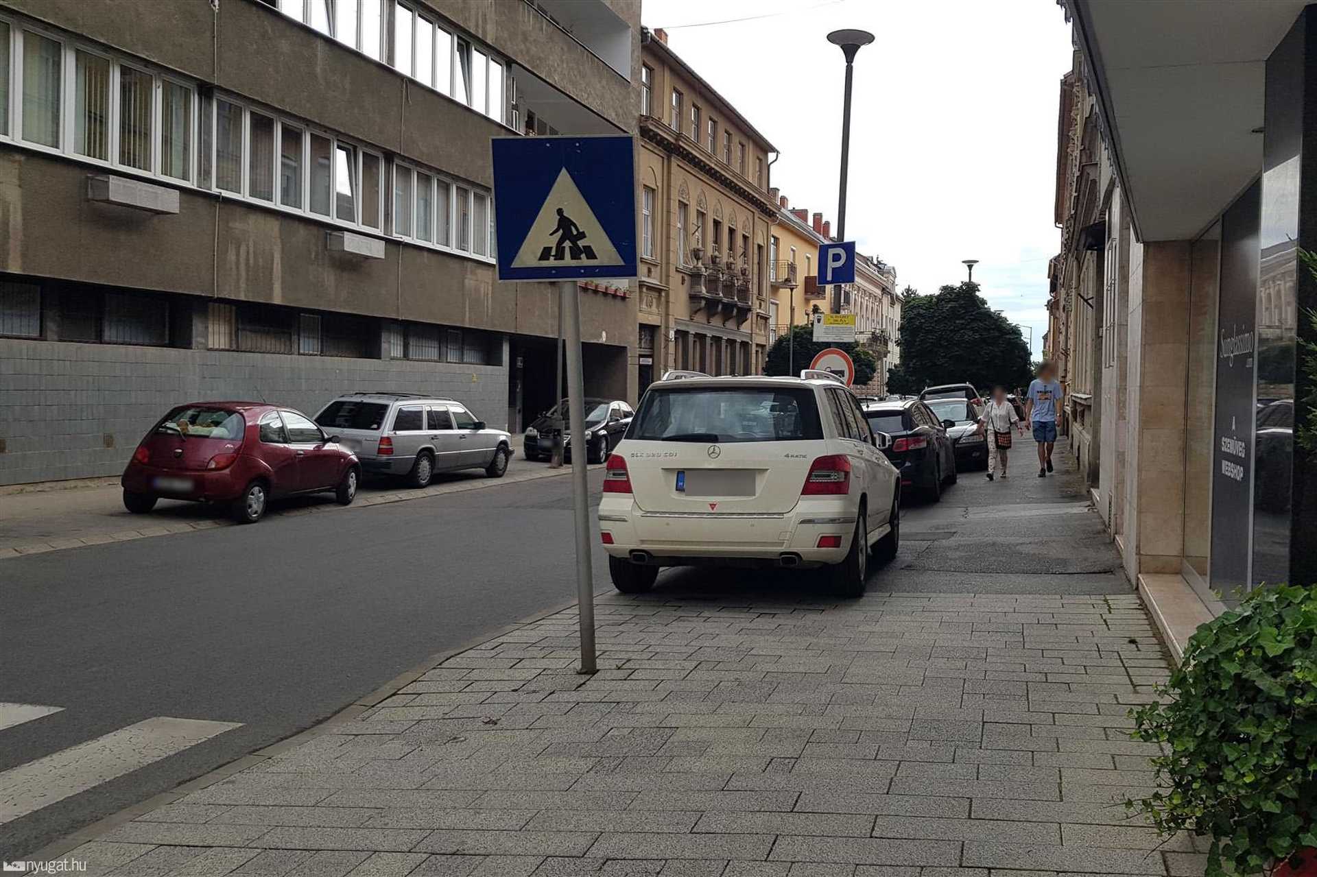 Szabálytalan és kreatív parkolások Szombathelyen: Kisfaludy utca
