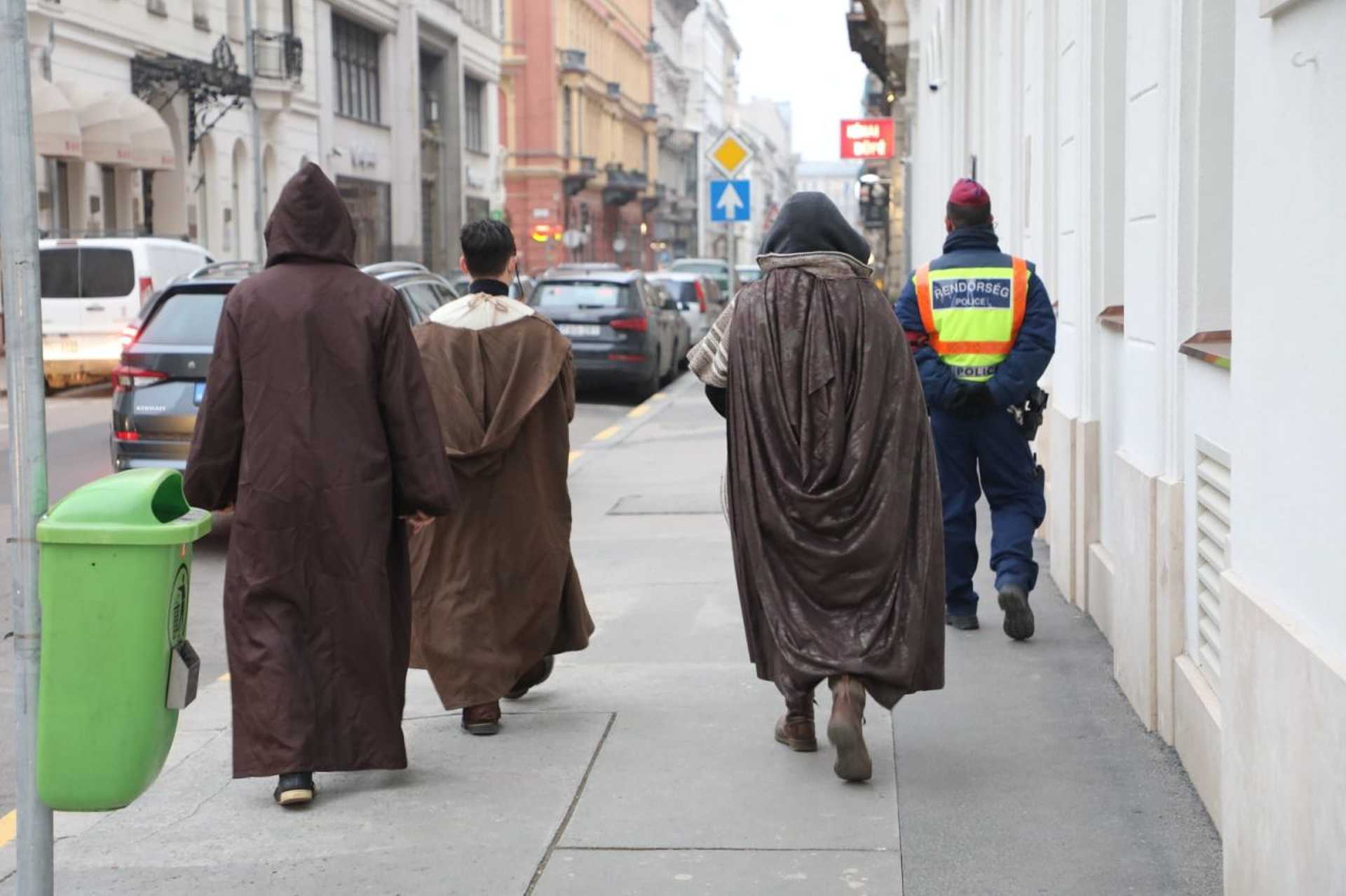 Ezen a képen úgy tűnik, mintha a rendőrrel együtt járőröznének
