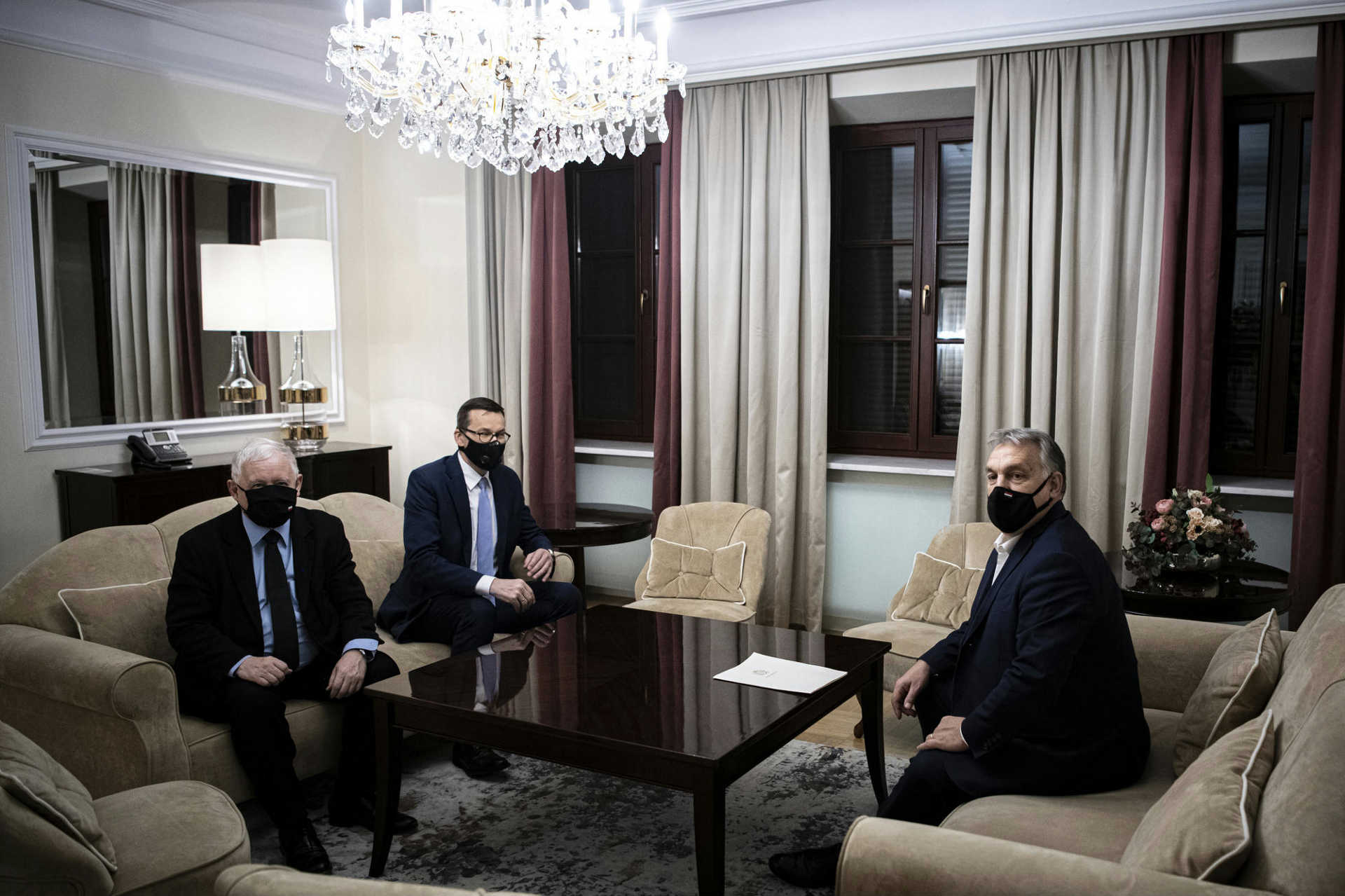 Jaroslaw Kaczynski és Mateusz Morawiecki tárgyalnak Orbán Viktorral kedd este Varsóban.