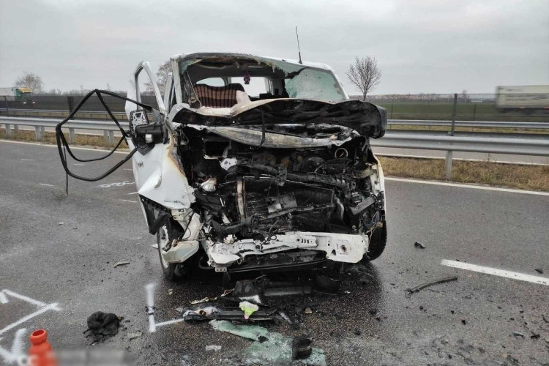 Szalagkorlátnak csapódott és kigyulladt egy kisbusz az M85-ösön
