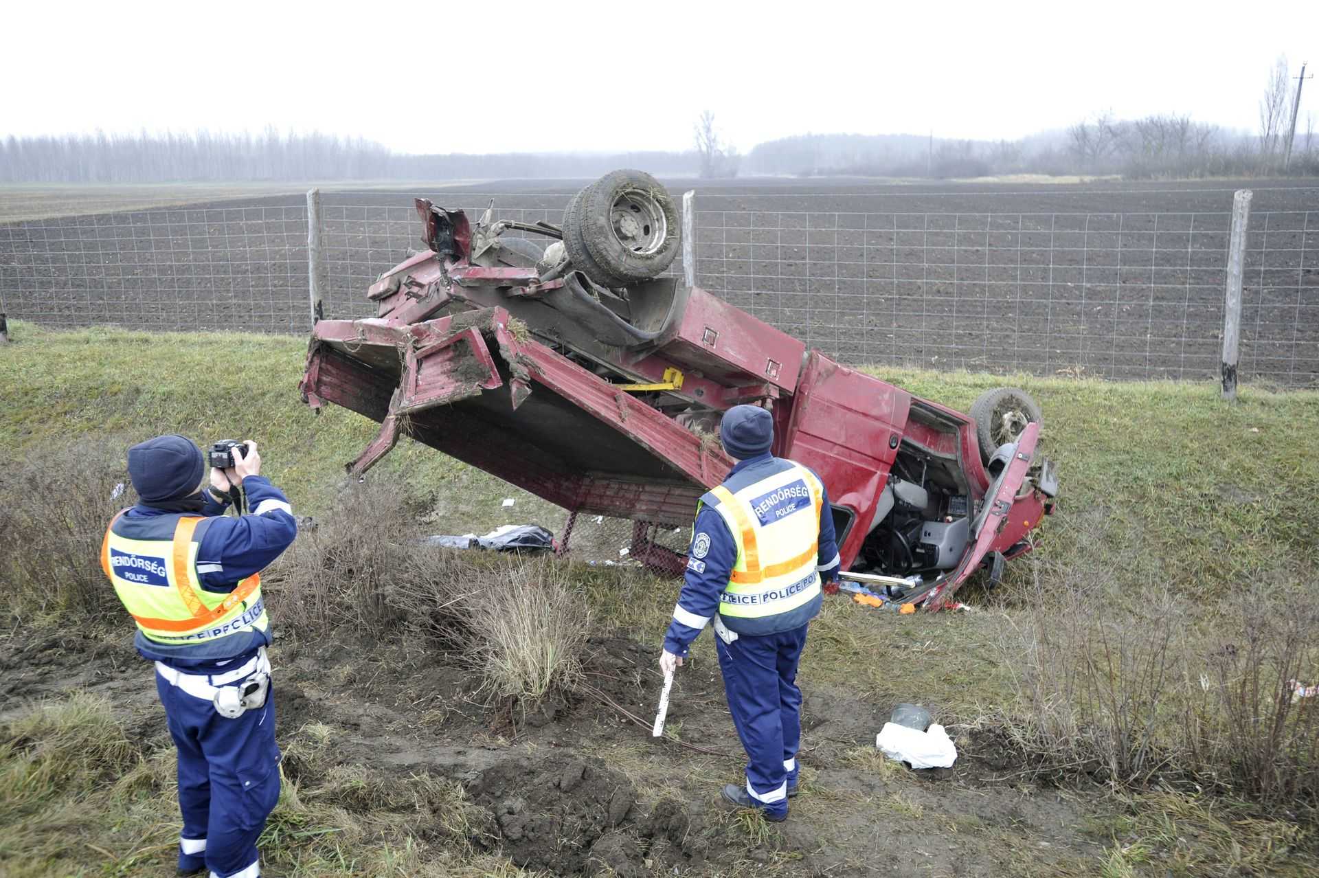 Tetejére borult, összeroncsolódott kisteherautó mellett helyszínelnek rendőrök az M5-ös autópálya főváros felé vezető oldalán, Újhartyán térségében 2020. december 16-án. A jármű összeütközött egy személyautóval, a balesetben egy férfi meghalt.