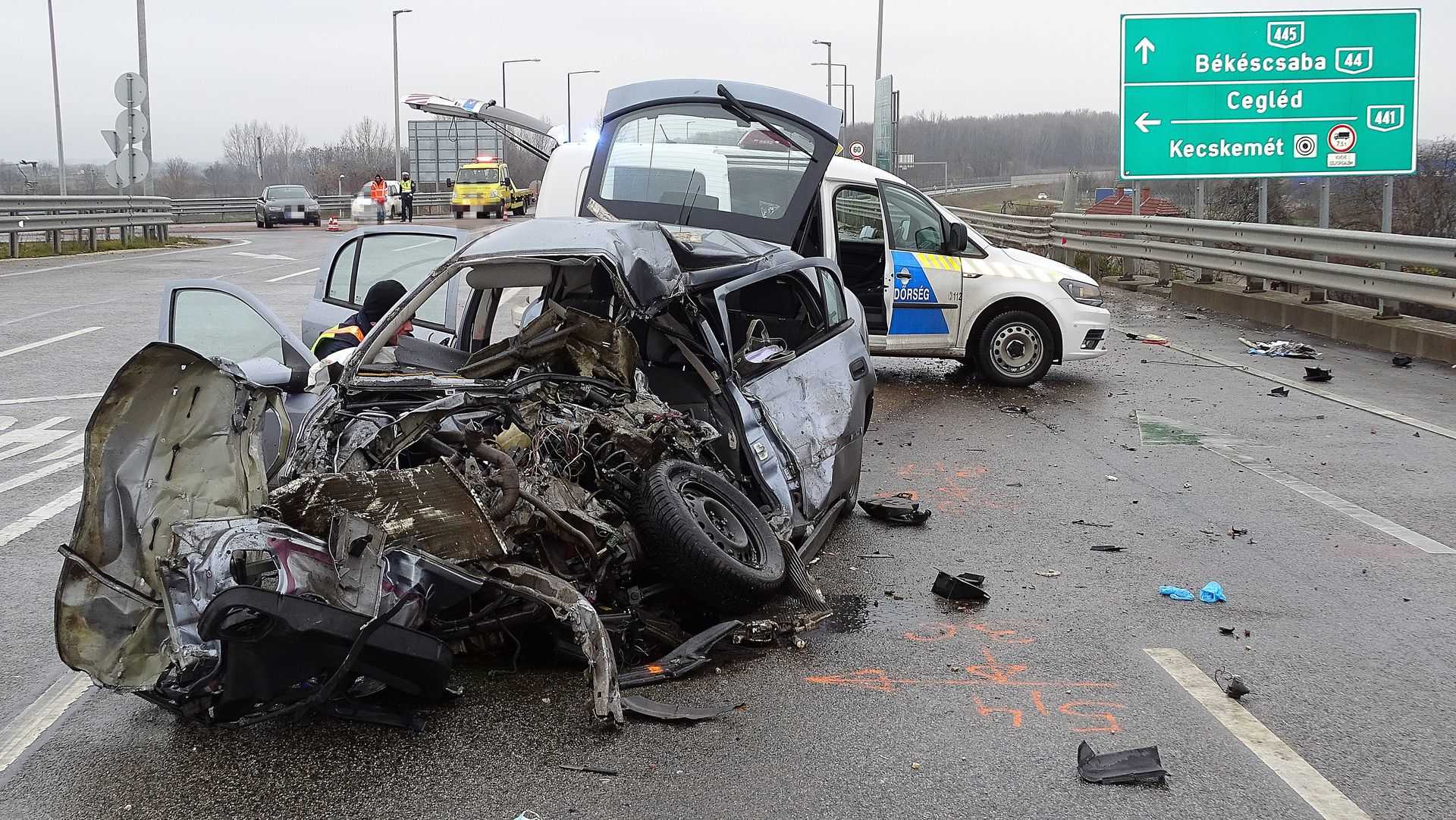 Ütközésben összetört személygépkocsi a 445-ös főúton, Kecskemétnél 2020. december 16-án. Az autó egy tartálykocsival ütközött, a balesetben ketten meghaltak.