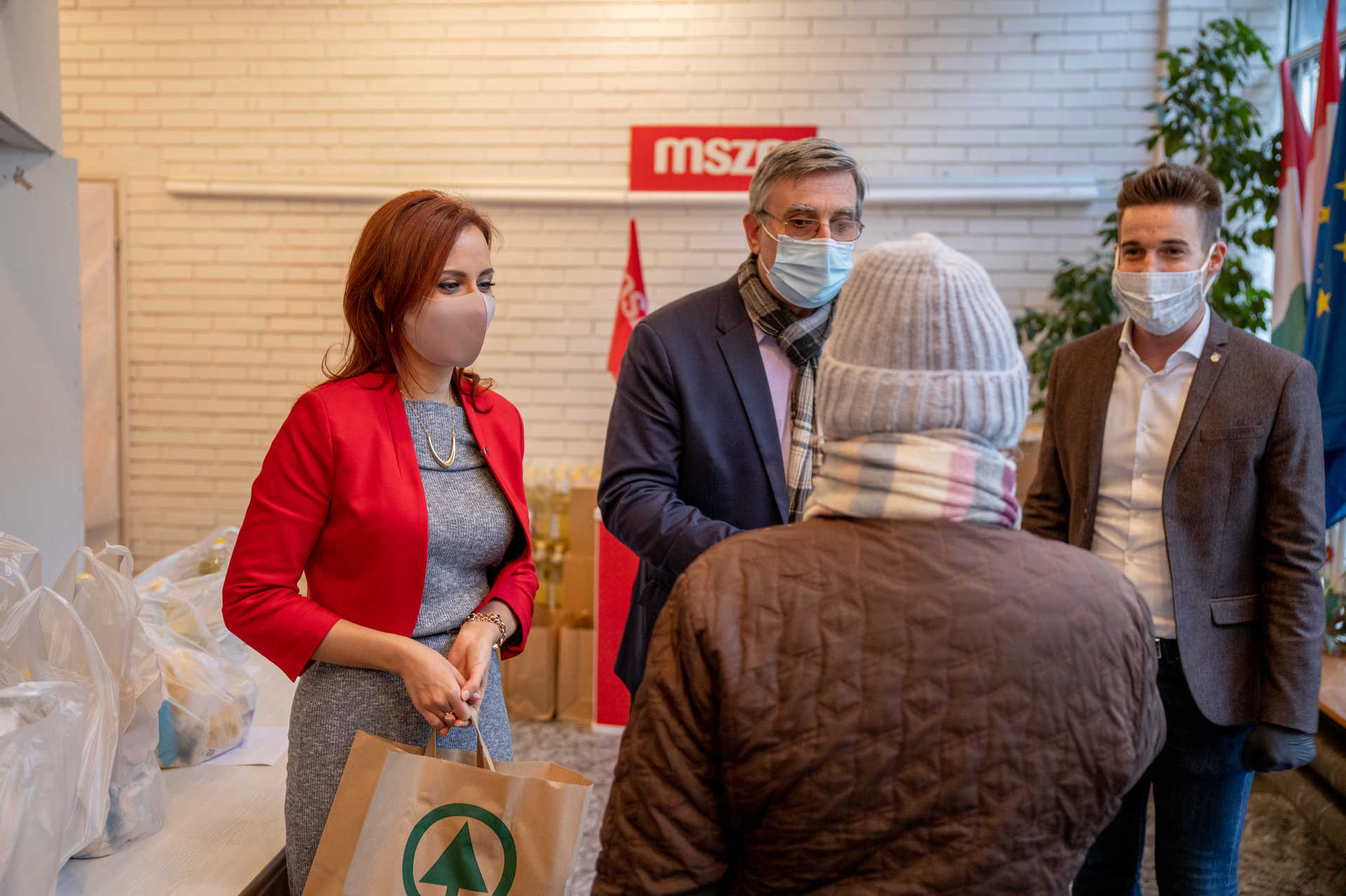 Több mint egy tonna élelmiszert oszt ki az MSZP Vas megyében