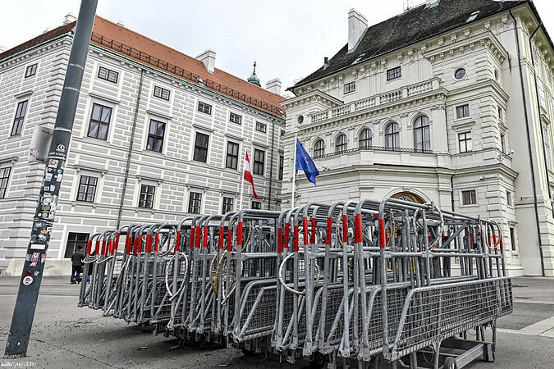 Tegnap már akadályokat hoztak a Ballhausplatzra.