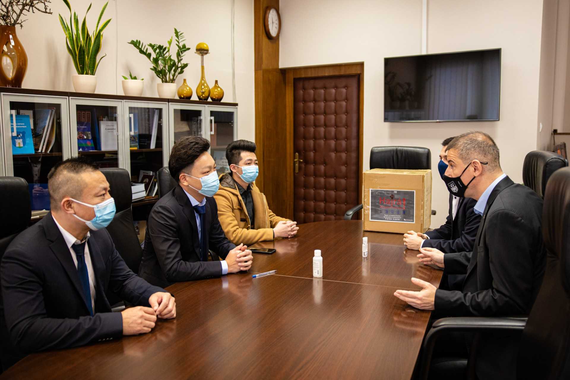 Wang Jianwen úrnak köszönhetően 190 pulzoximéter juthat el a szombathelyiekhez.