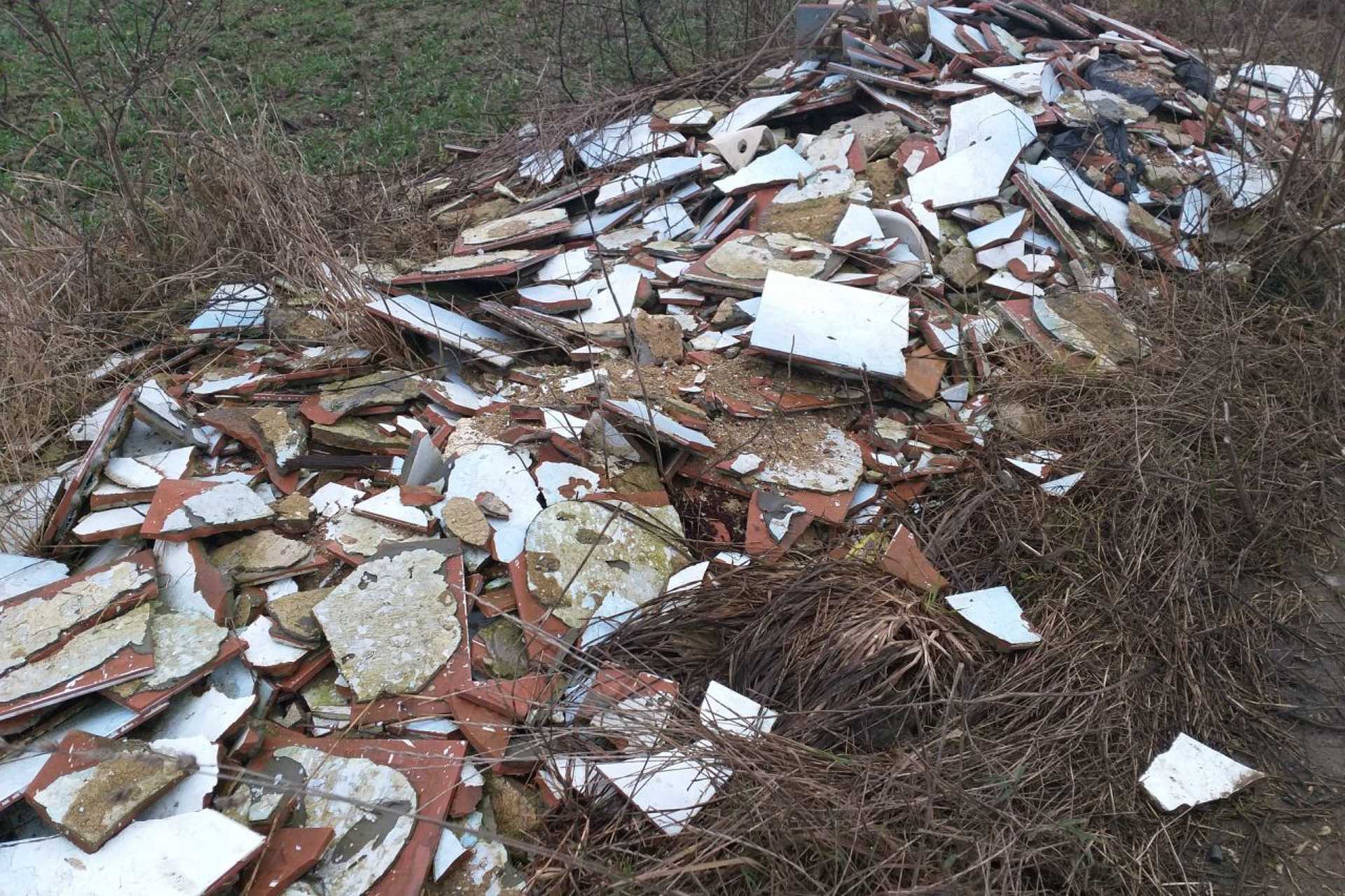 Illegális hulladéklerakó a Bakterházhoz vezető út mellett