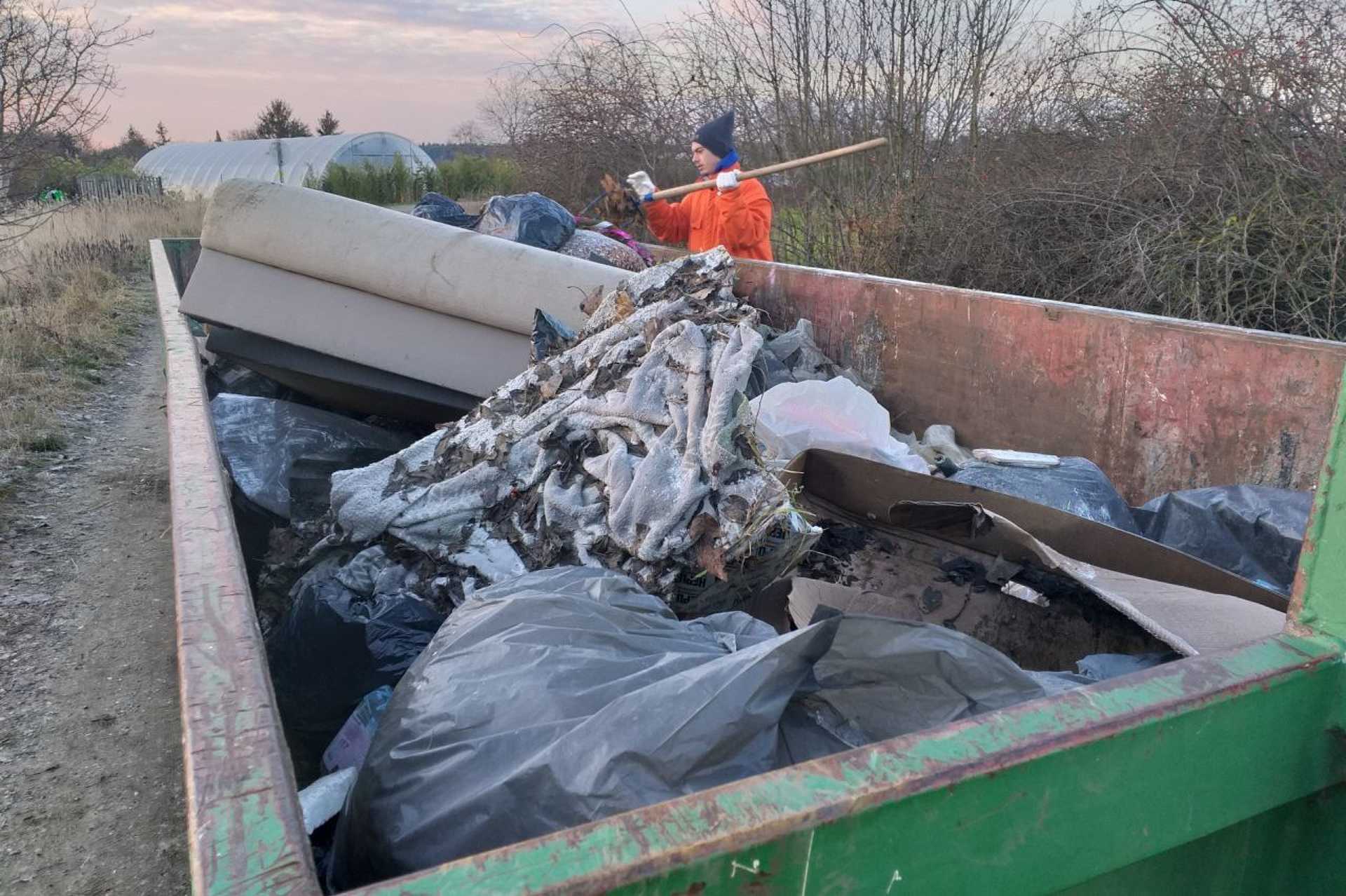 Illegális hulladéklerakó a Kőszeg felé vezető út mellett