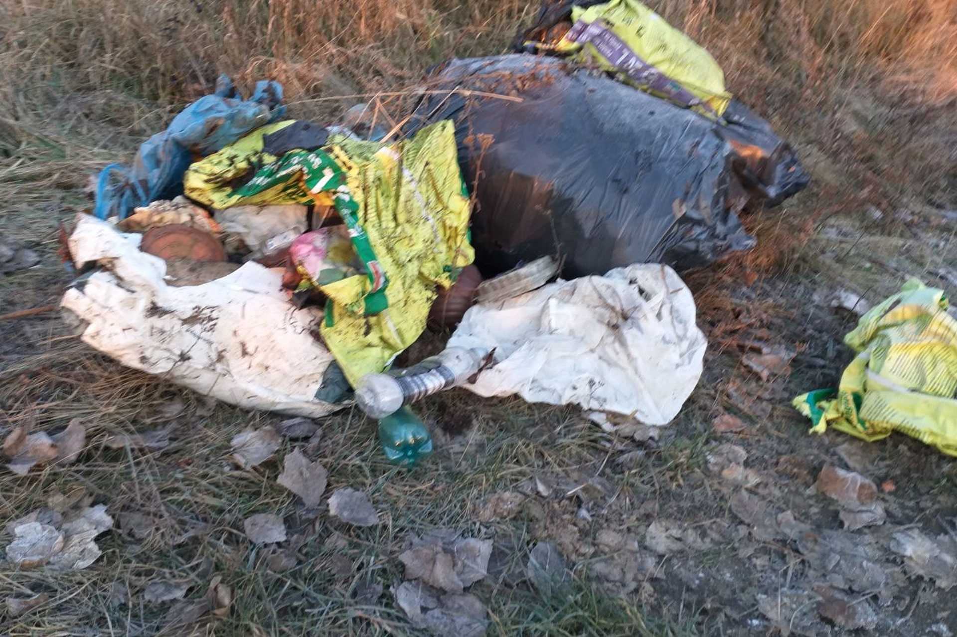 Illegális hulladéklerakó a Kőszeg felé vezető út mellett