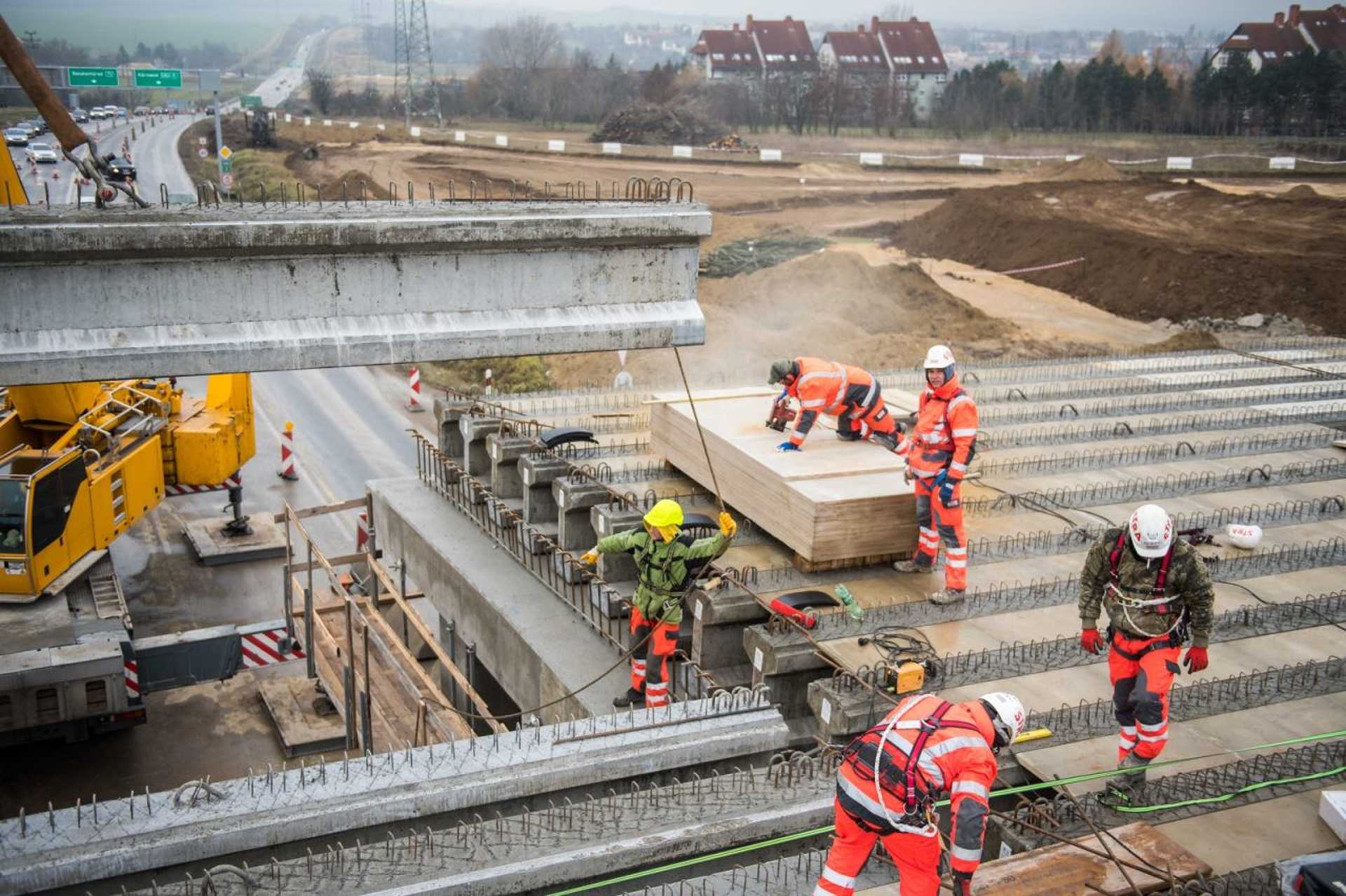 Építik a veszprémi elkerülő almádi felüljáróját