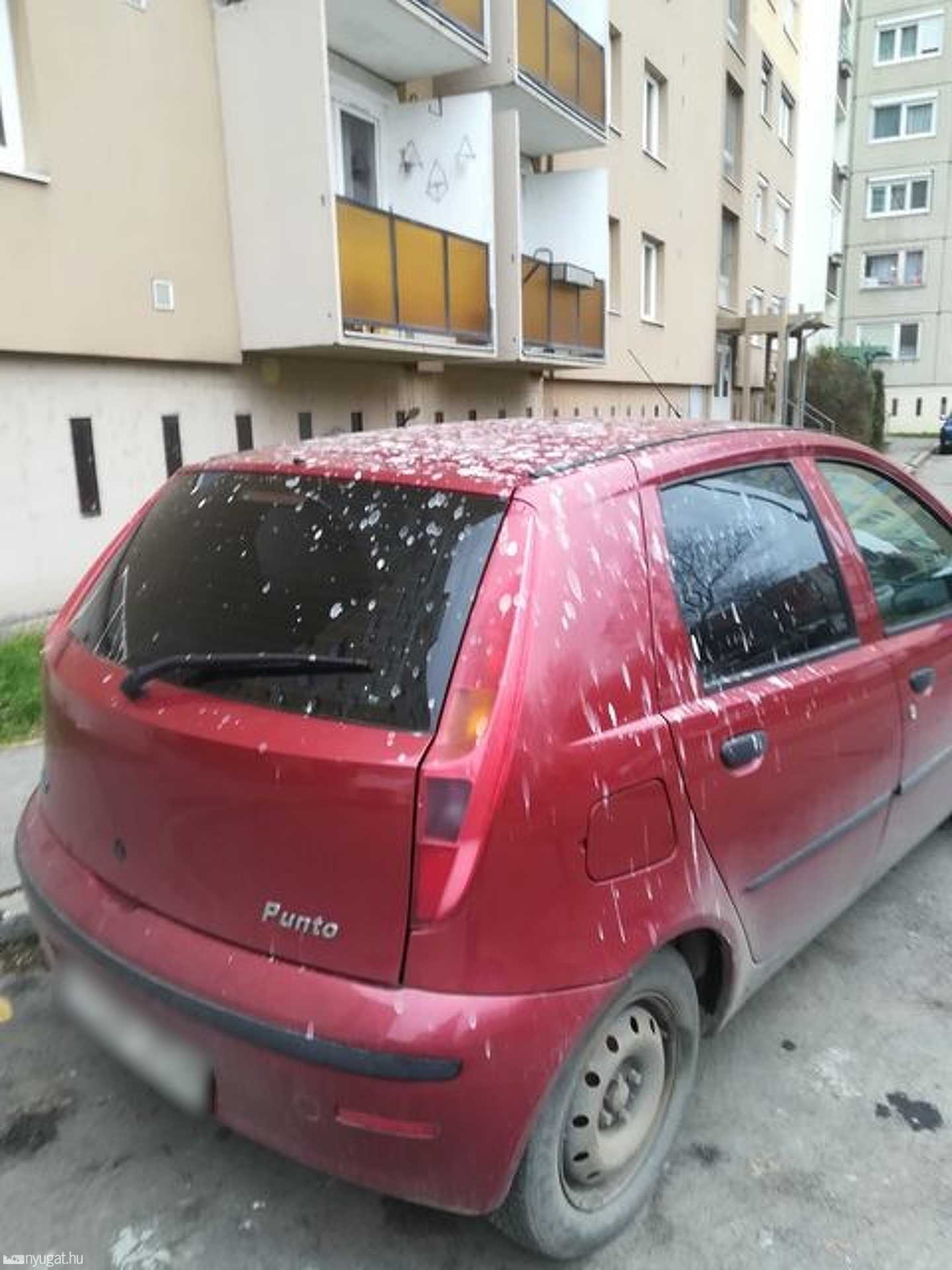 Autókkal kajacsatázik valaki a szombathelyi Bem utcában