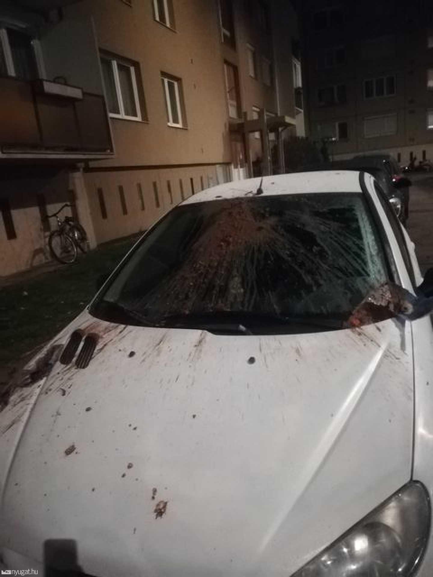 Autókkal kajacsatázik valaki a szombathelyi Bem utcában