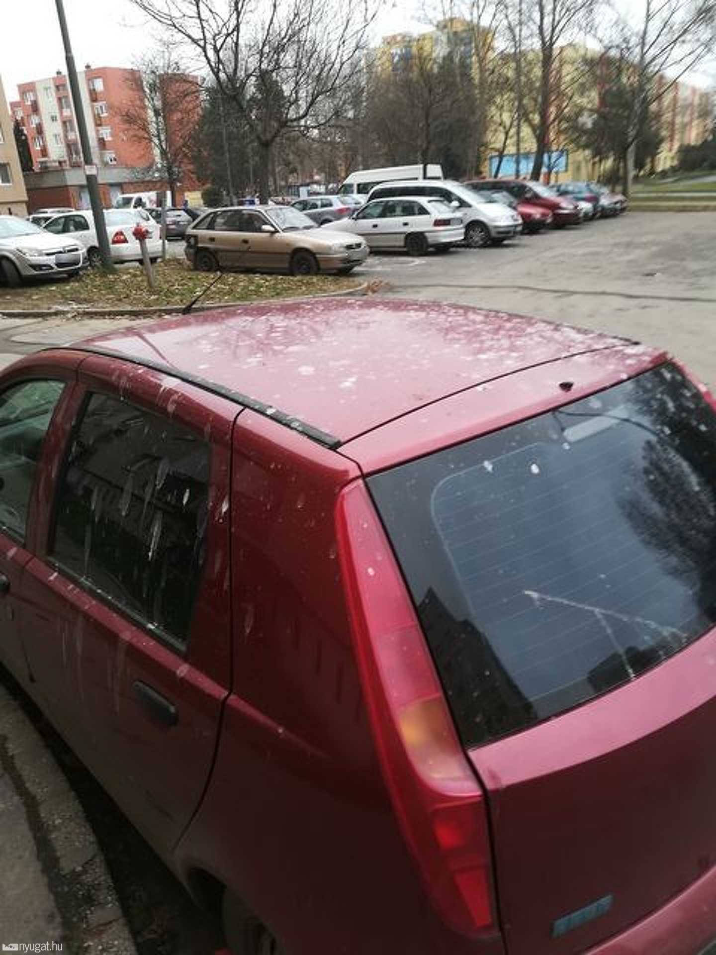 Autókkal kajacsatázik valaki a szombathelyi Bem utcában