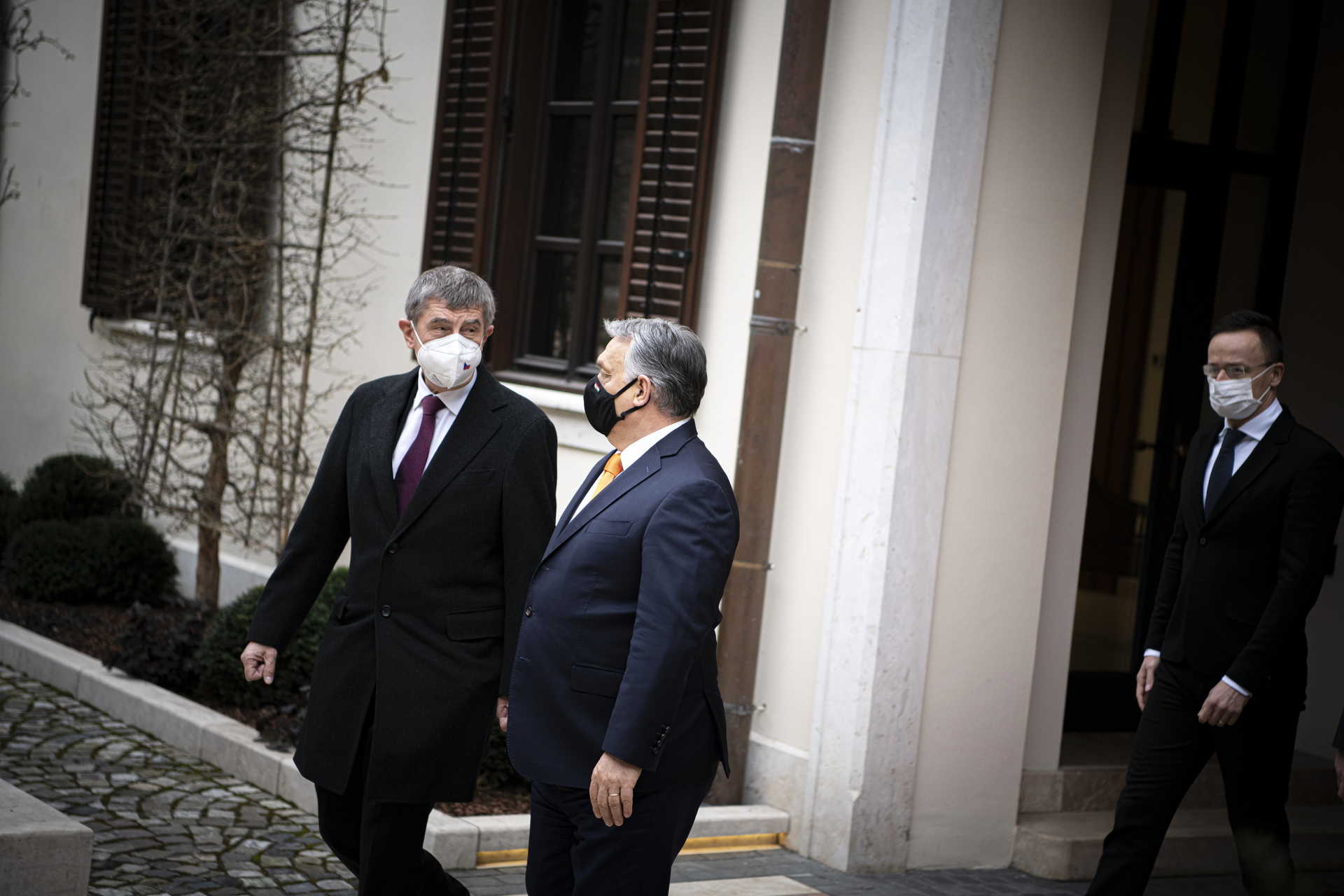 Andrej Babis, Orbán Viktor, a háttérben pedig Szijjártó Péter