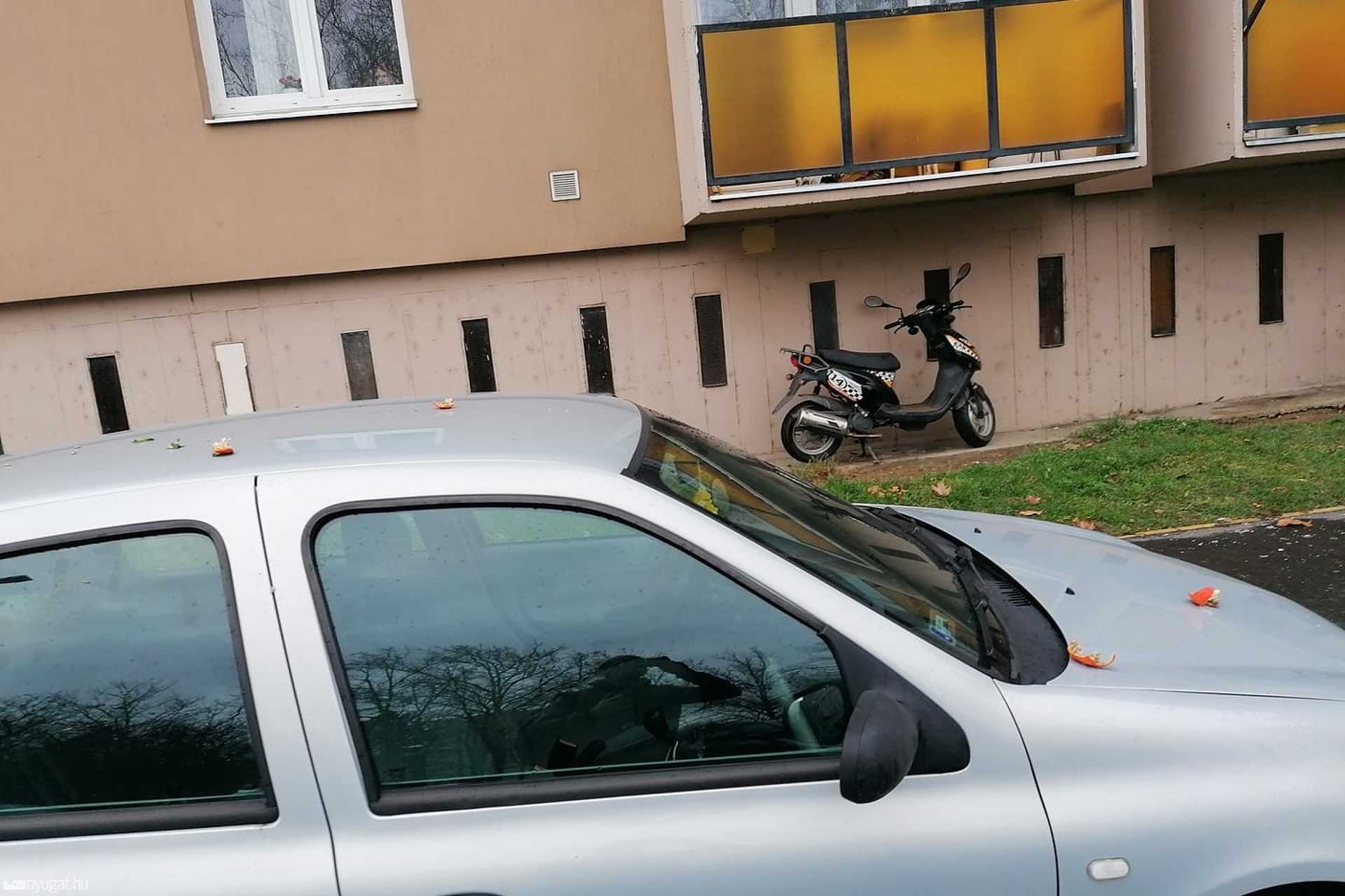 Autókkal kajacsatázik valaki a szombathelyi Bem utcában