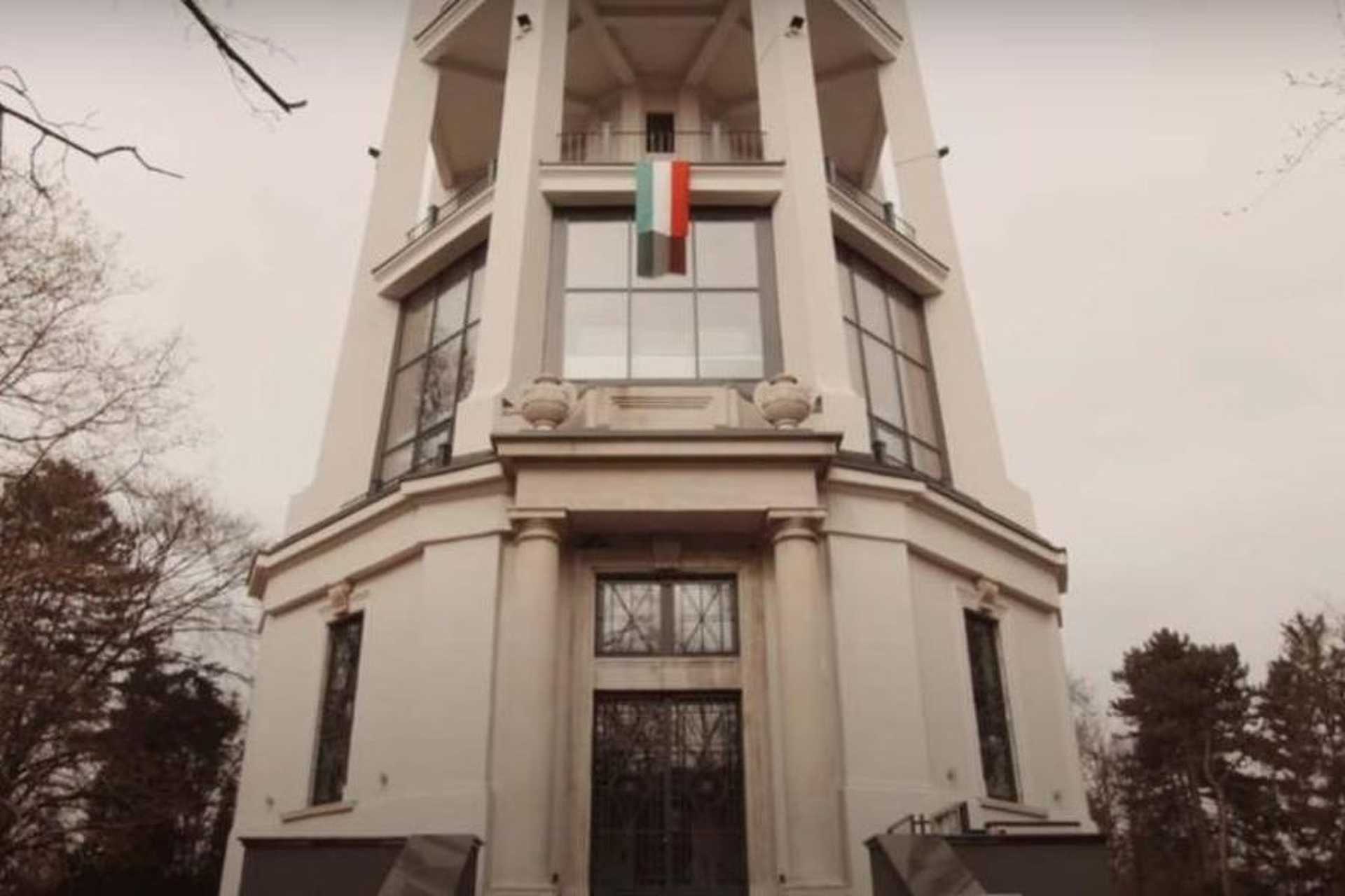 A fordítva kirakott zászló az eredeti videóból.