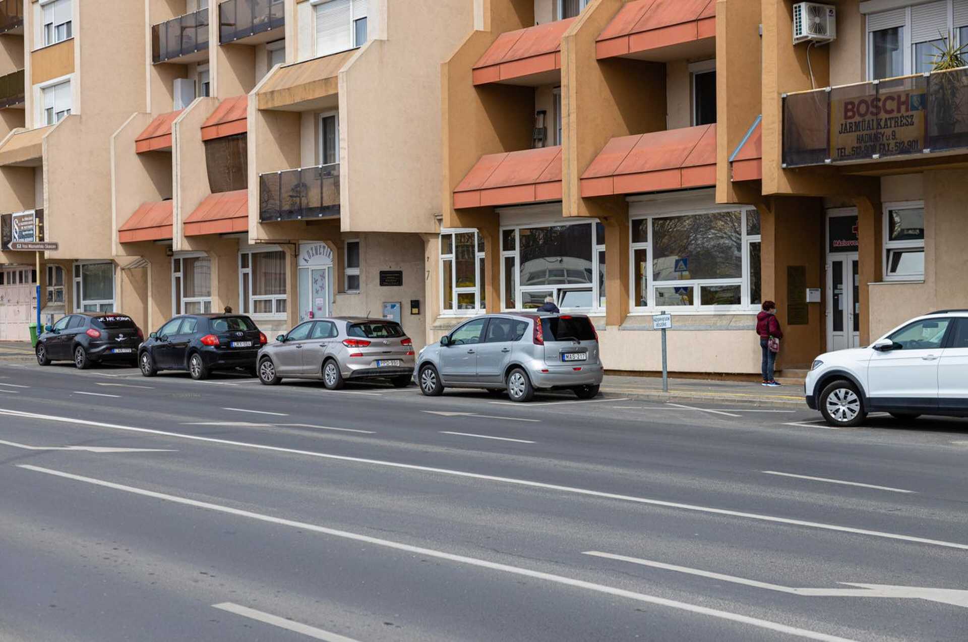Háziorvosi parkolók a Kiskar utcánál